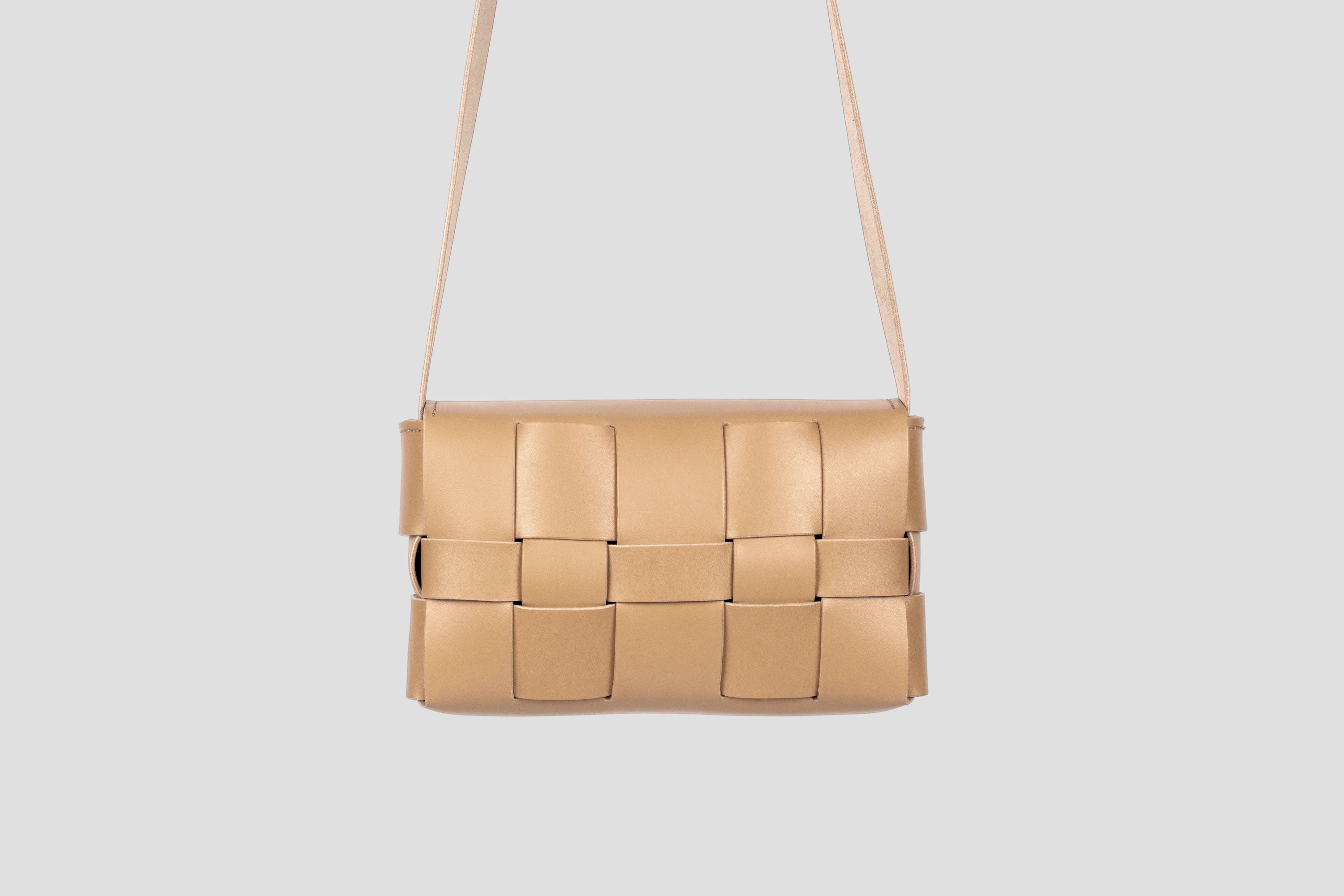 Saka Bag Regular In Natural Color In Vegetable Tanned Full Grain Leather Woven Structure Design Atelier Madre Manuel Dreesmann Barcelona Spain