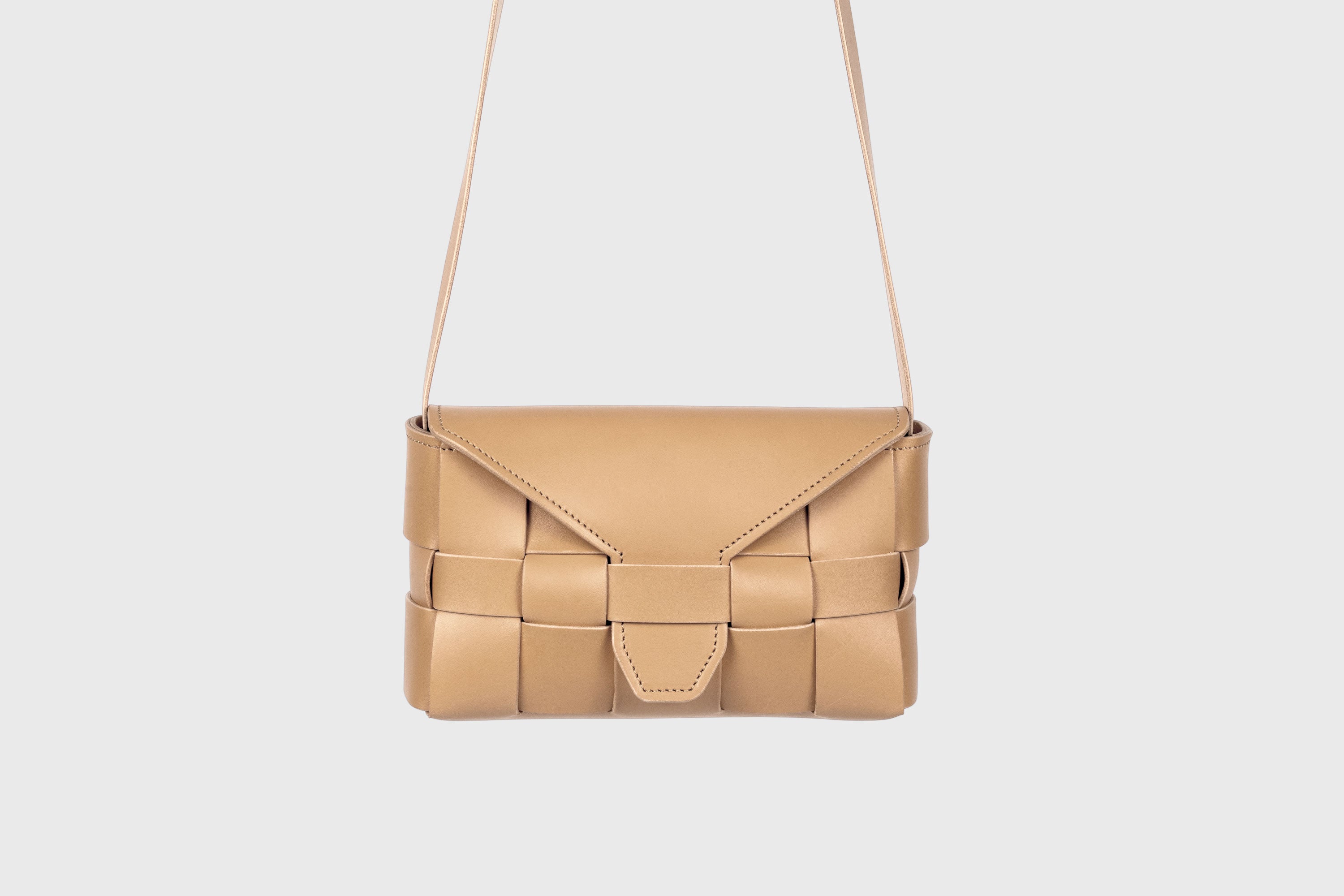 Saka Bag Regular In Natural Color In Vegetable Tanned Full Grain Leather Woven Structure Design Atelier Madre Manuel Dreesmann Barcelona Spain