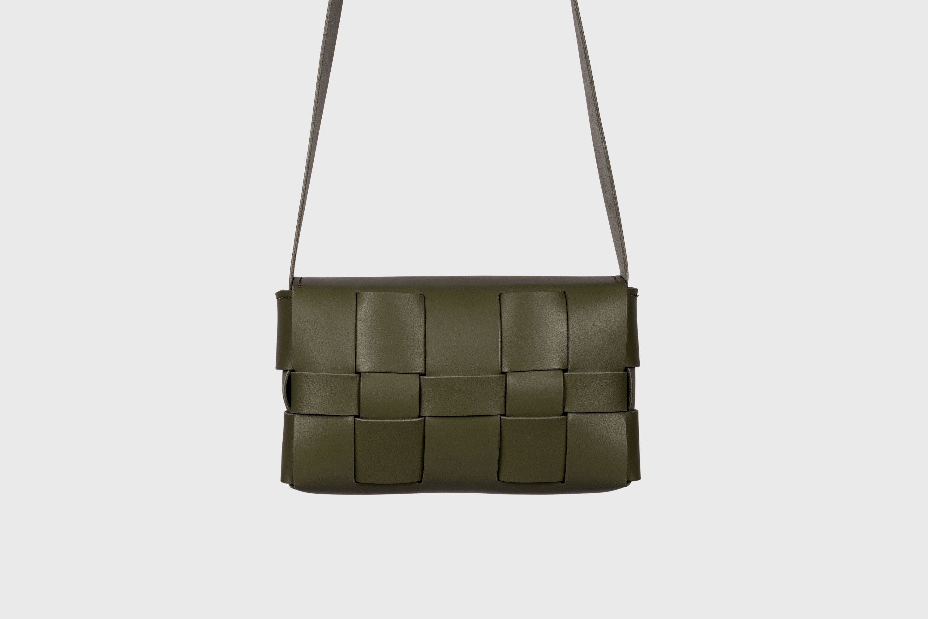 Saka Bag Regular In Olive Green Color In Vegetable Tanned Full Grain Leather Woven Structure Design Atelier Madre Manuel Dreesmann Barcelona Spain