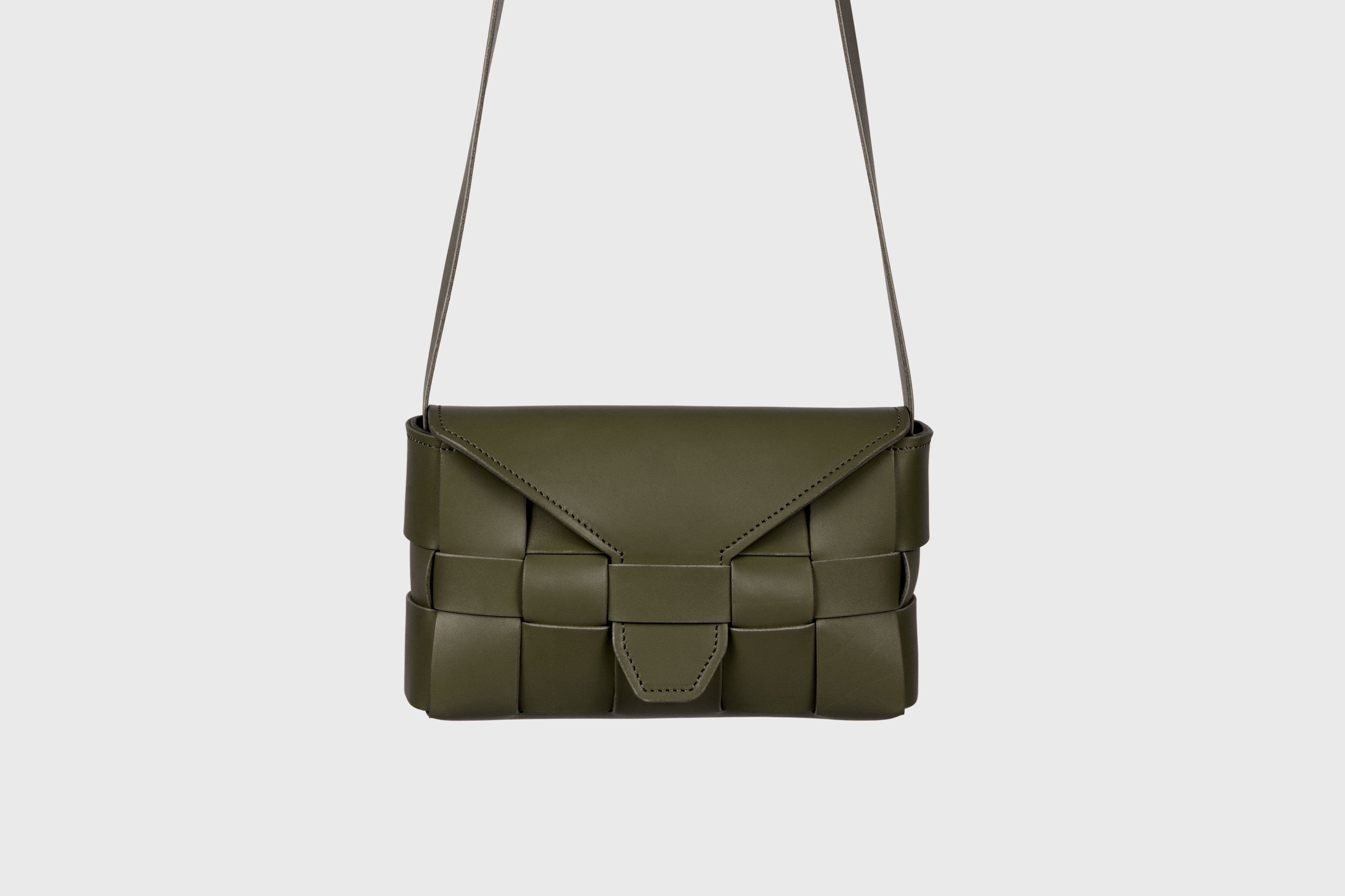 Saka Bag Regular In Olive Green Color In Vegetable Tanned Full Grain Leather Woven Structure Design Atelier Madre Manuel Dreesmann Barcelona Spain