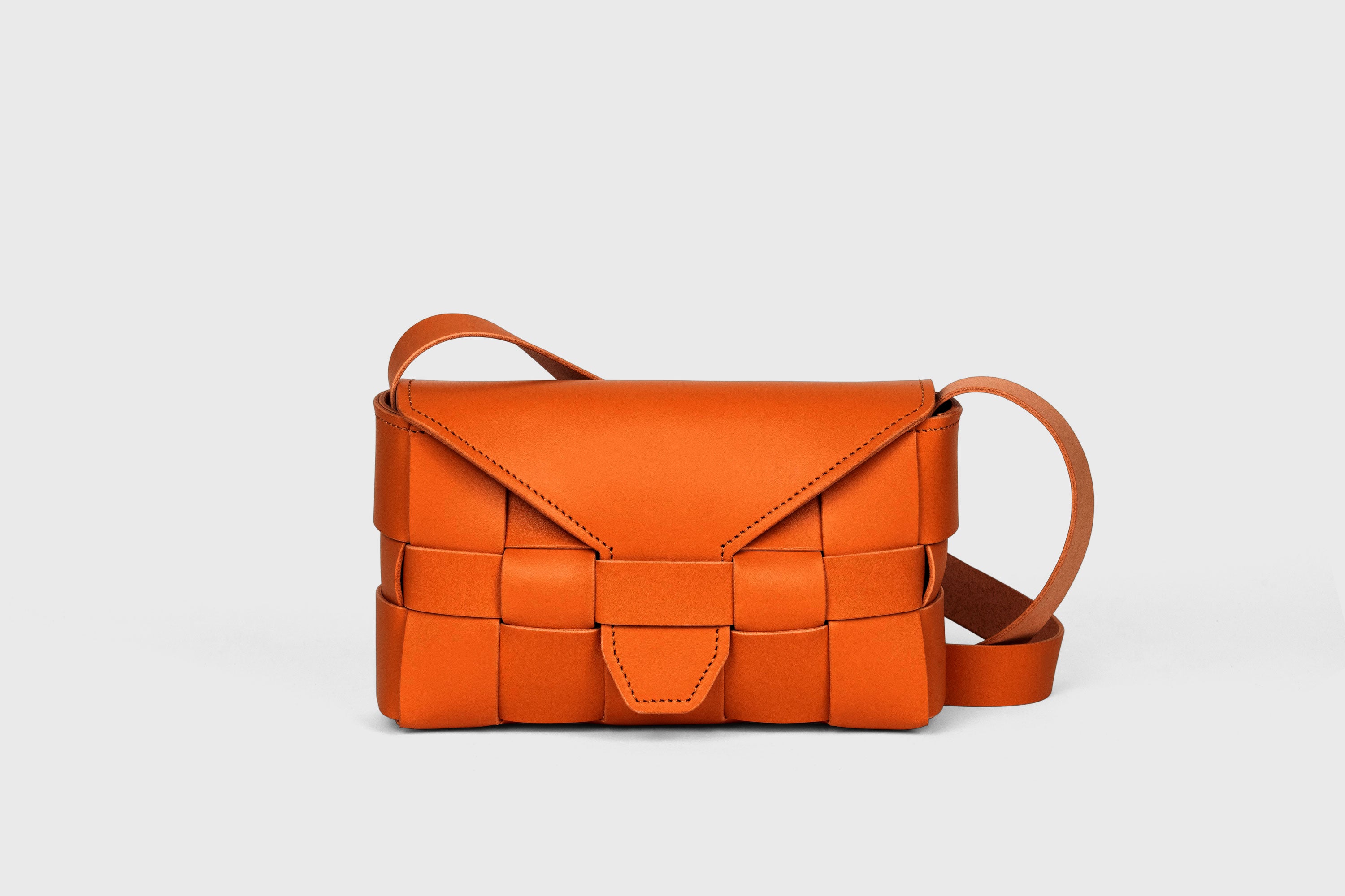 Saka Bag Regular In Orange Color In Vegetable Tanned Full Grain Leather Woven Structure Design Atelier Madre Manuel Dreesmann Barcelona Spain