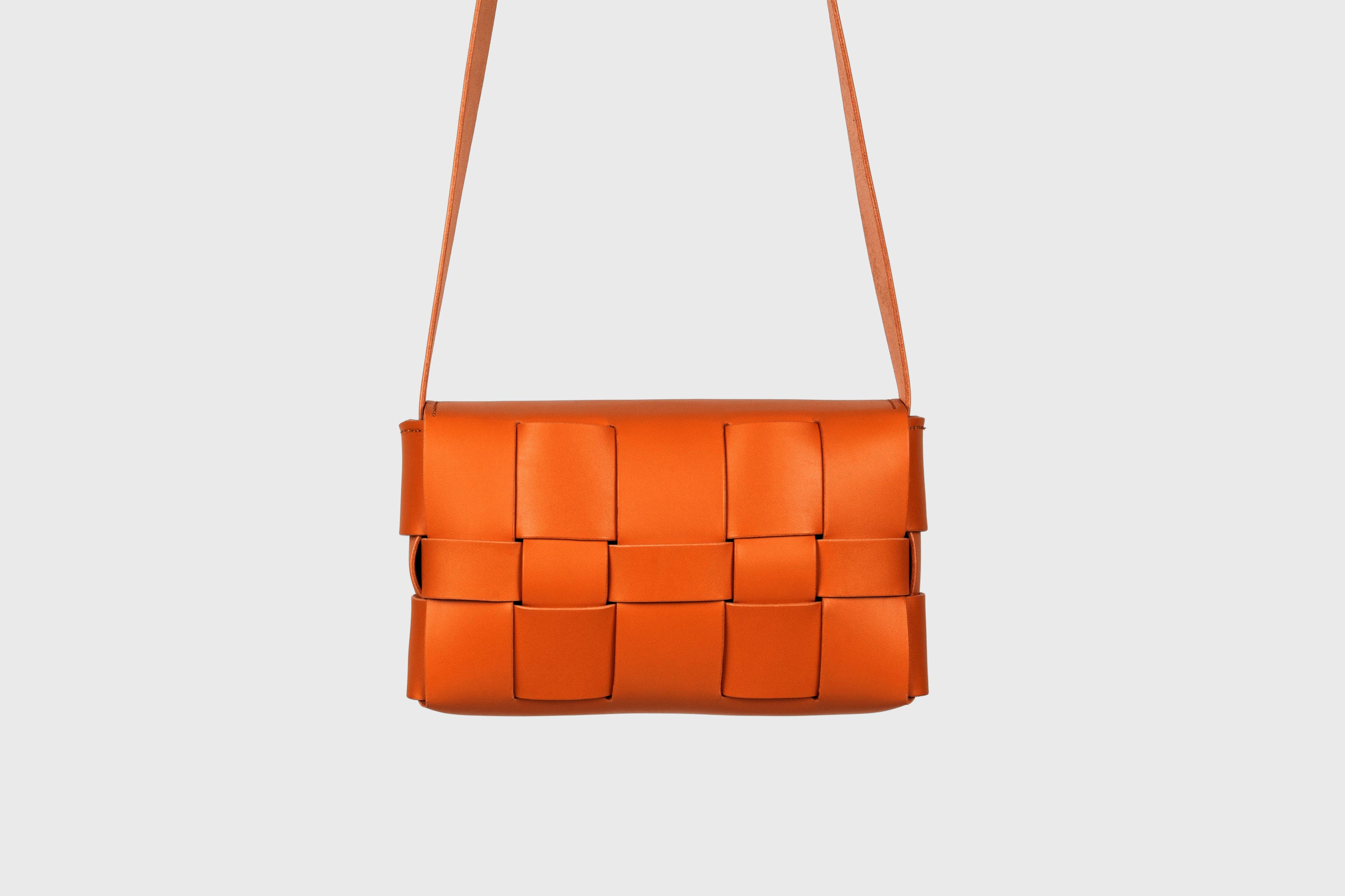Saka Bag Regular In Orange Color In Vegetable Tanned Full Grain Leather Woven Structure Design Atelier Madre Manuel Dreesmann Barcelona Spain