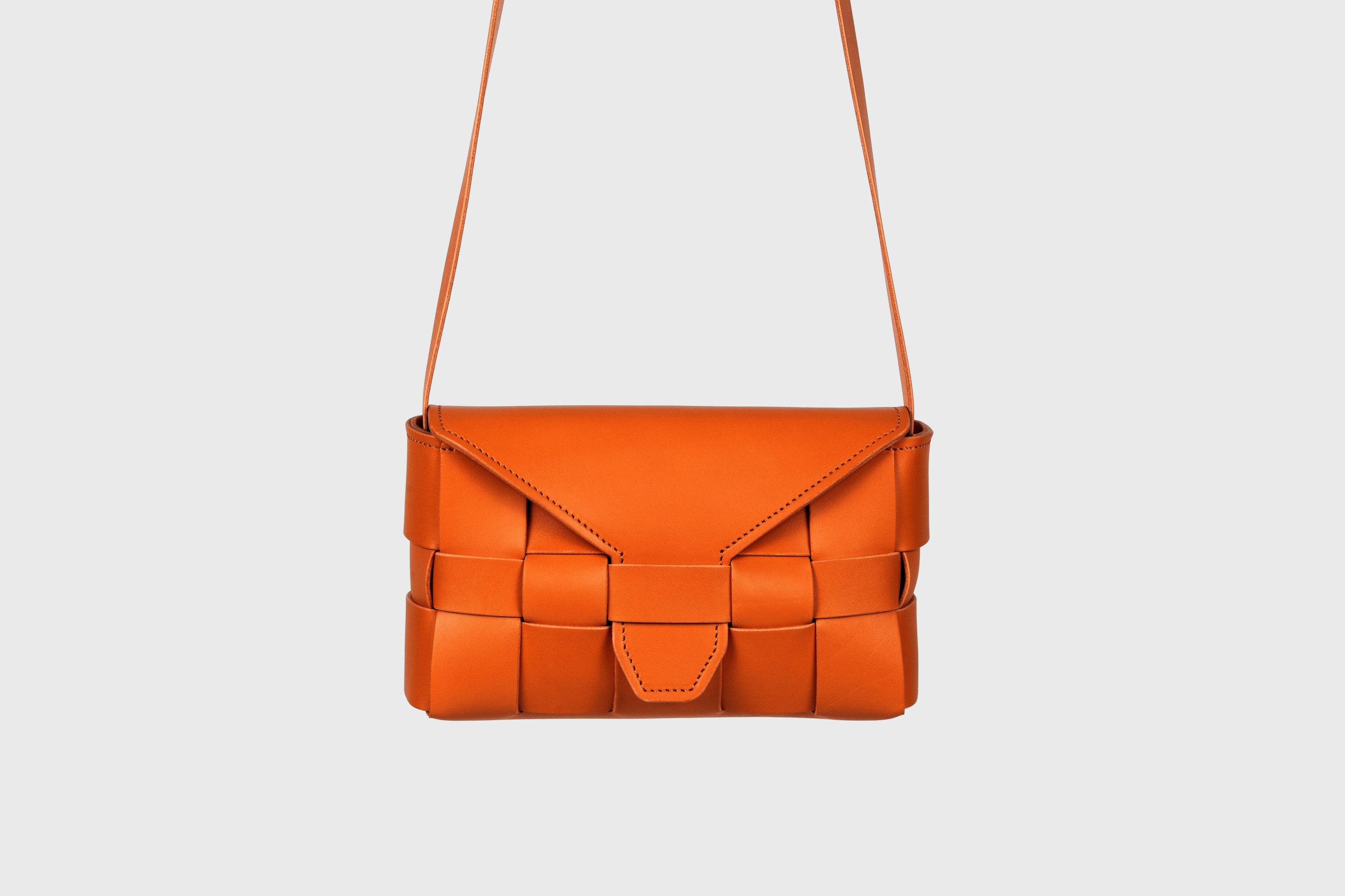 Saka Bag Regular In Orange Color In Vegetable Tanned Full Grain Leather Woven Structure Design Atelier Madre Manuel Dreesmann Barcelona Spain