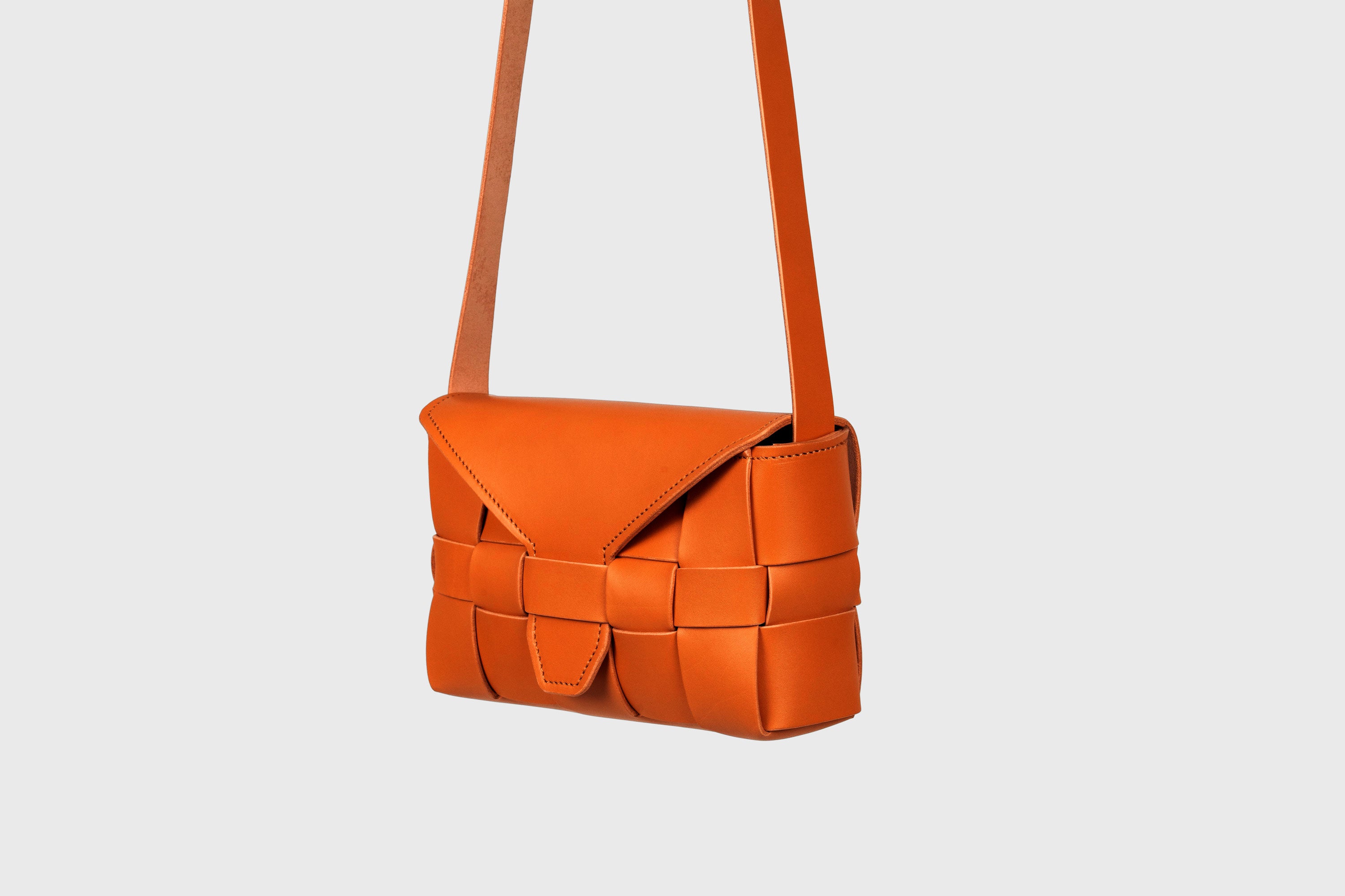 Saka Bag Regular In Orange Color In Vegetable Tanned Full Grain Leather Woven Structure Design Atelier Madre Manuel Dreesmann Barcelona Spain
