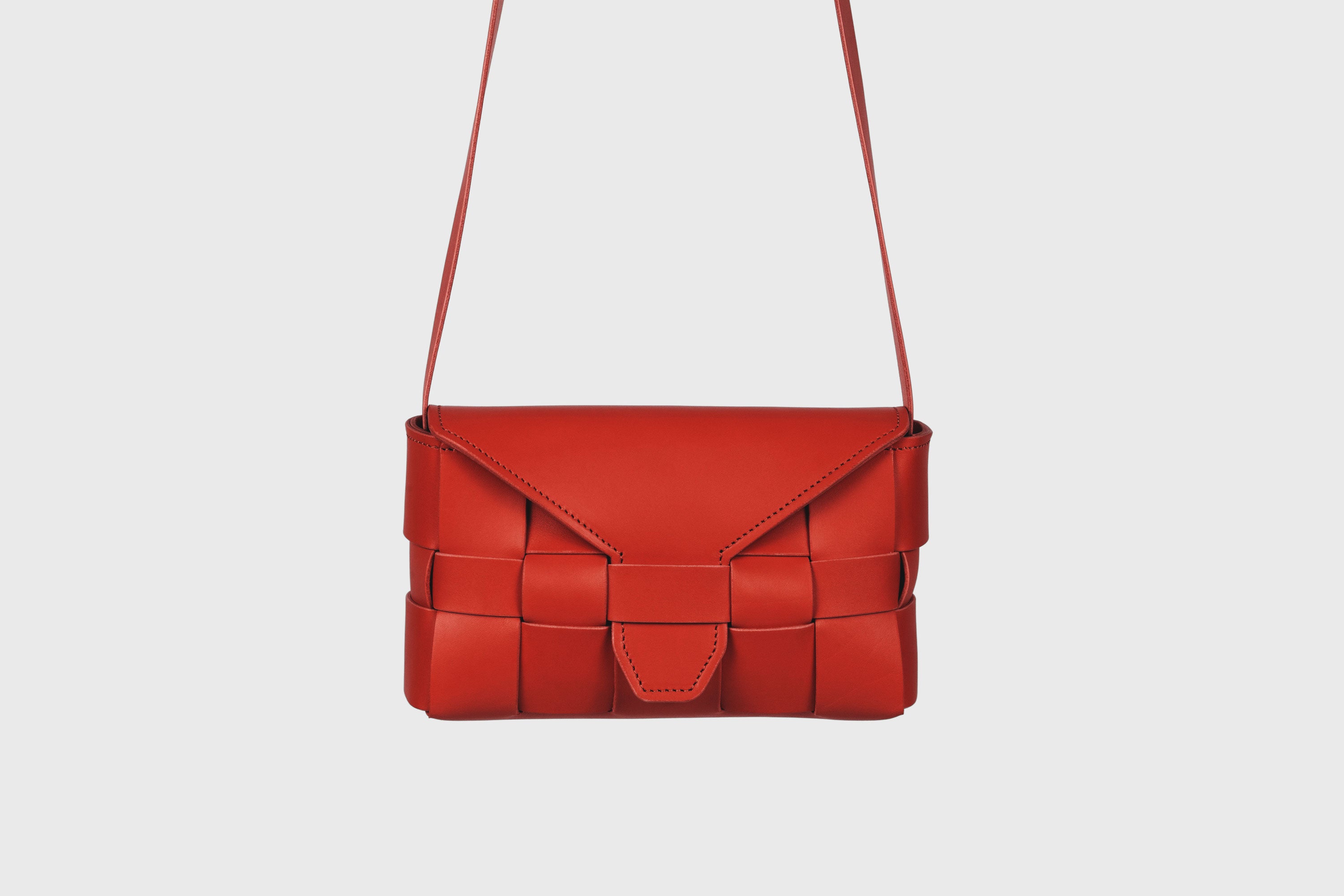 Saka Bag Regular In Red Color In Vegetable Tanned Full Grain Leather Woven Structure Design Atelier Madre Manuel Dreesmann Barcelona Spain