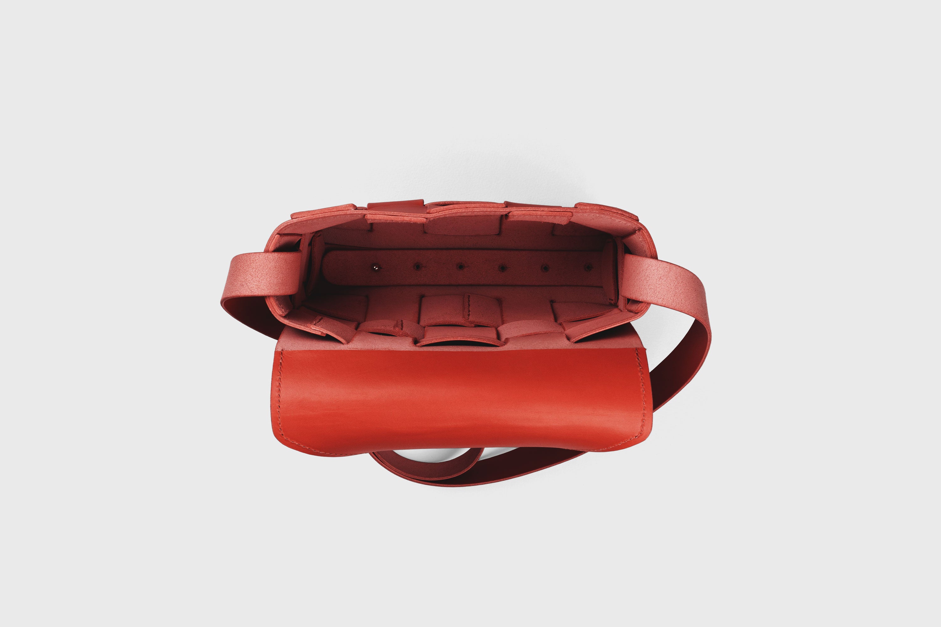 Saka Bag Regular In Red Color In Vegetable Tanned Full Grain Leather Woven Structure Design Atelier Madre Manuel Dreesmann Barcelona Spain