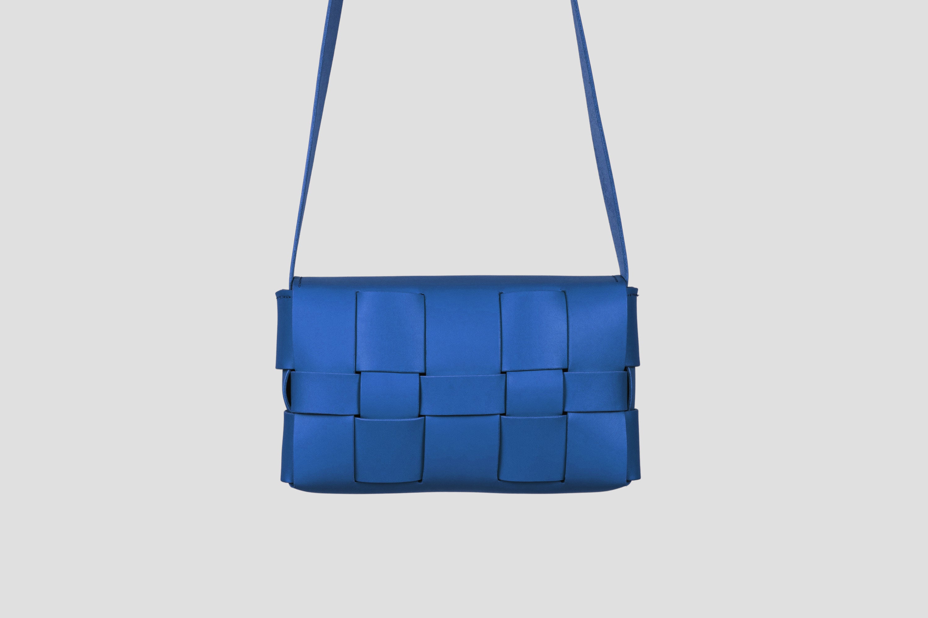 Saka Bag Regular In Royal Blue Color In Vegetable Tanned Full Grain Leather Woven Structure Design Atelier Madre Manuel Dreesmann Barcelona Spain