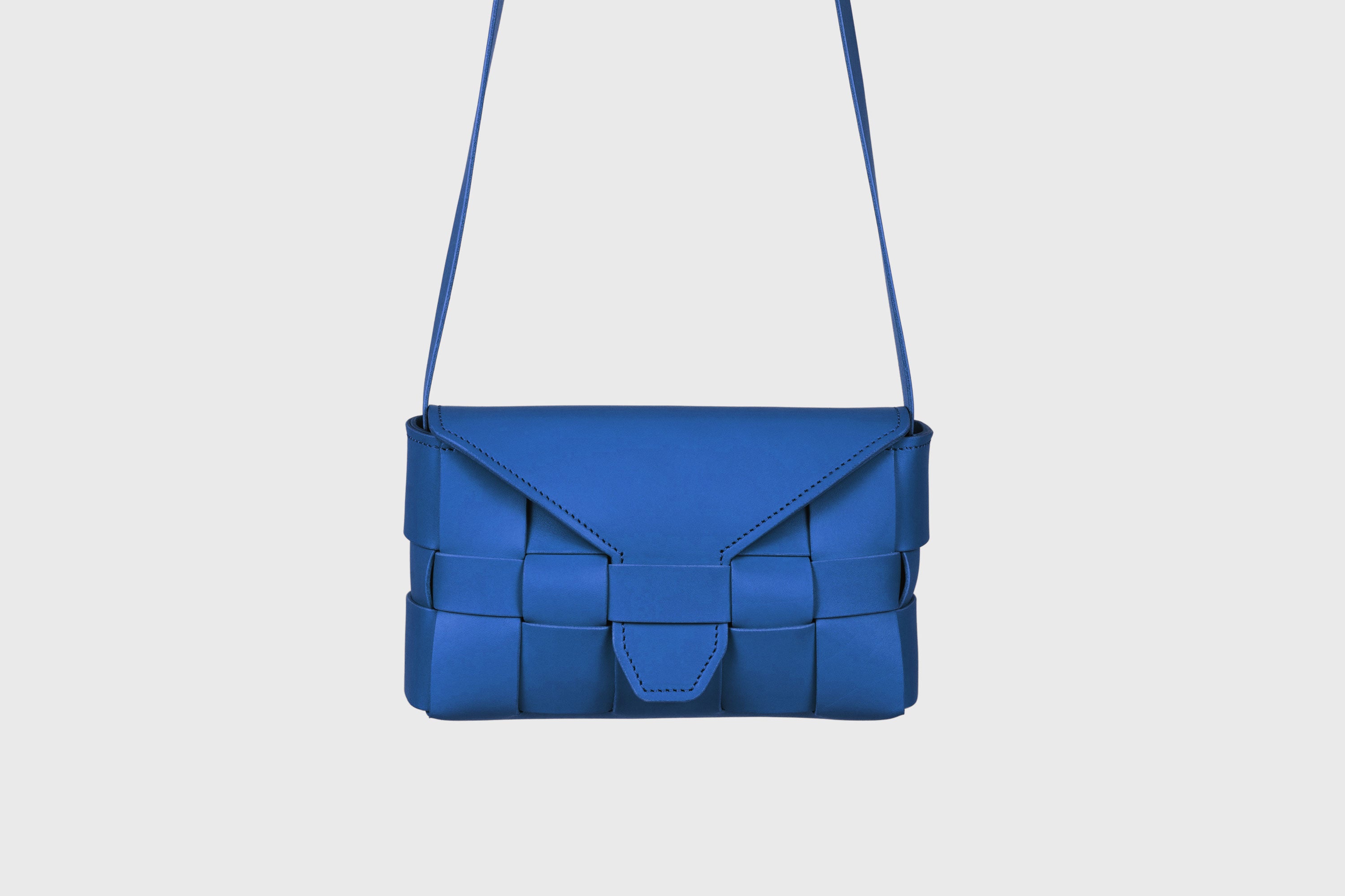 Saka Bag Regular In Royal Blue Color In Vegetable Tanned Full Grain Leather Woven Structure Design Atelier Madre Manuel Dreesmann Barcelona Spain