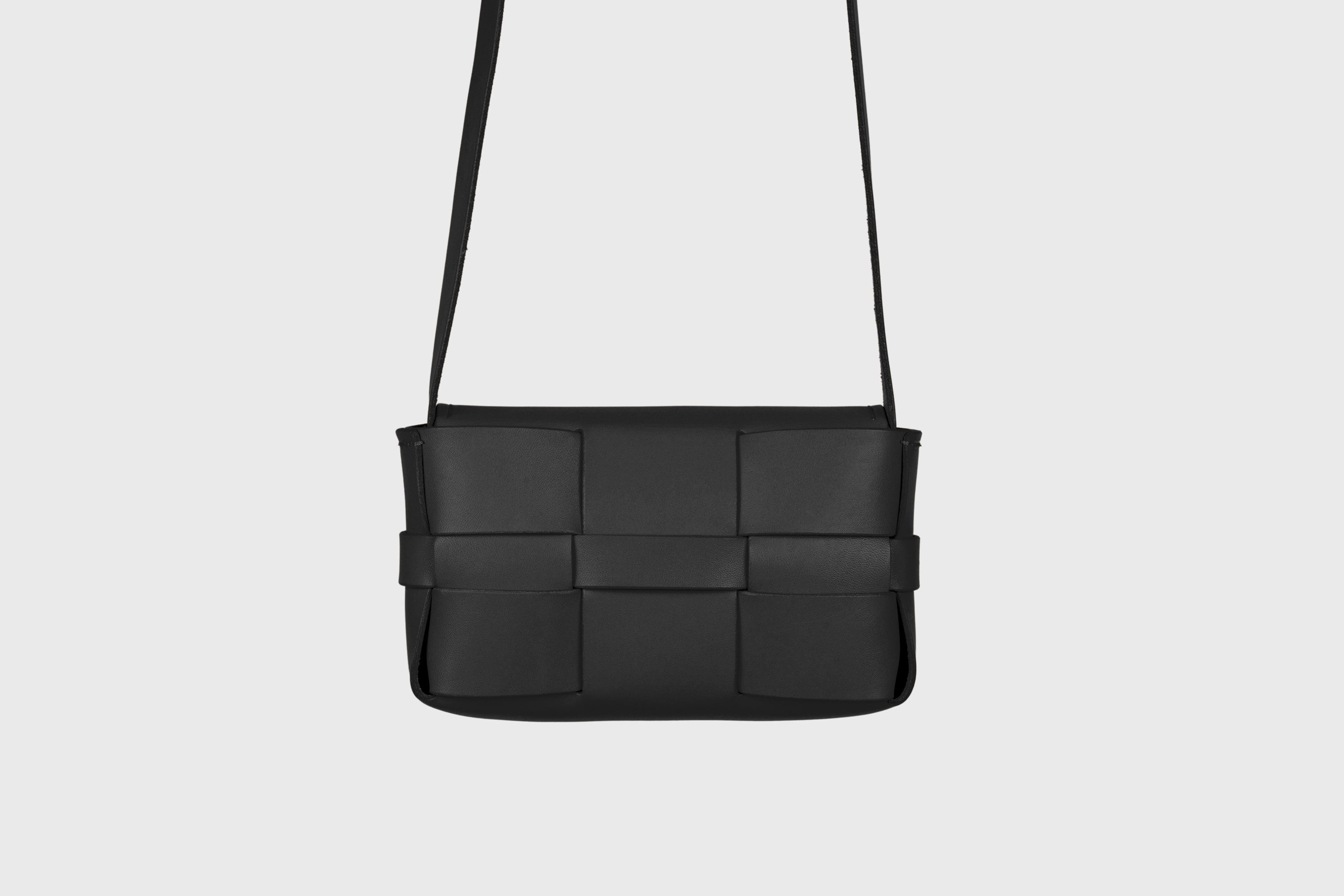 Saka Bag Small In Black Color In Vegetable Tanned Full Grain Leather Woven Structure Design Atelier Madre Manuel Dreesmann Barcelona Spain