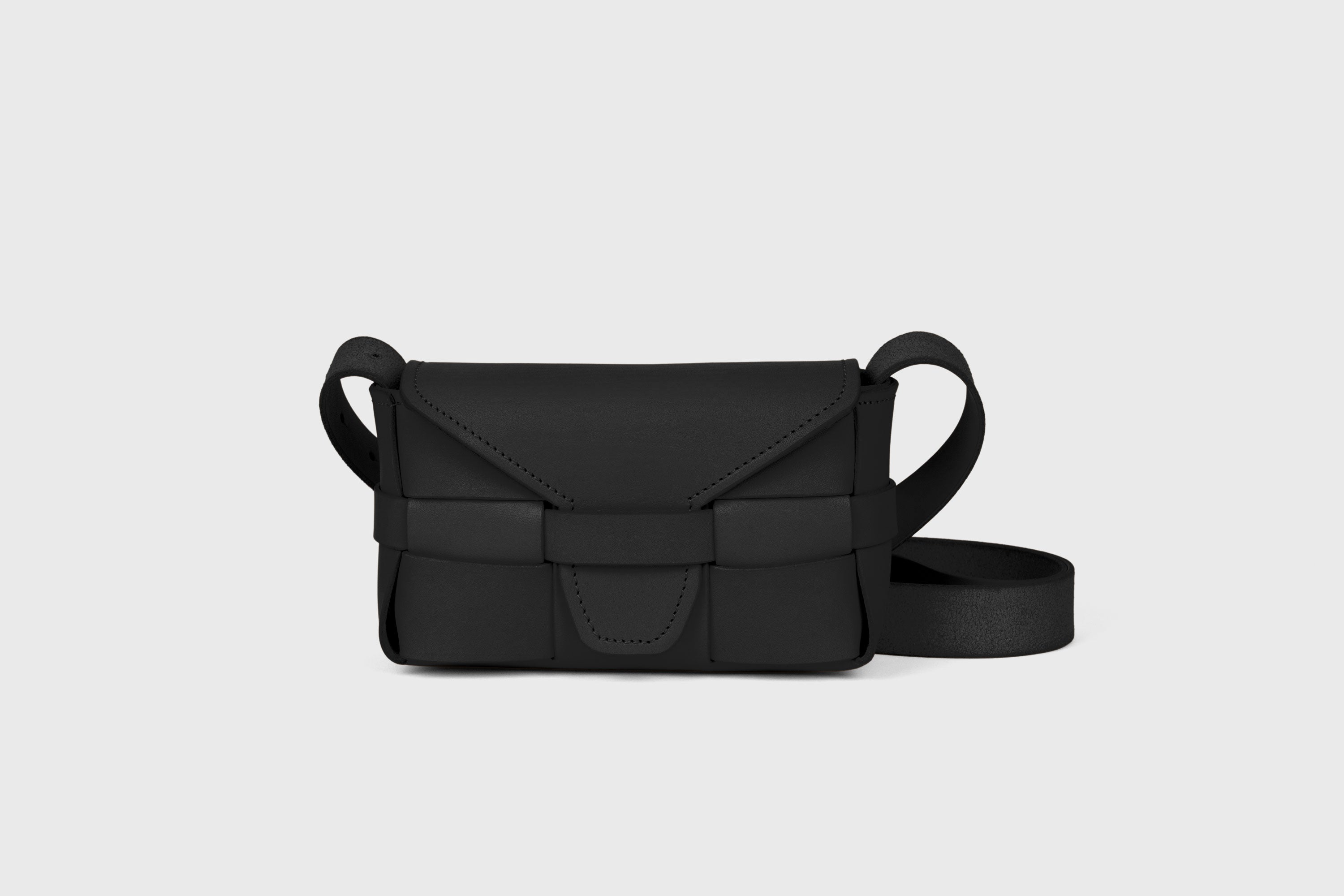 Saka Bag Small In Black Color In Vegetable Tanned Full Grain Leather Woven Structure Design Atelier Madre Manuel Dreesmann Barcelona Spain