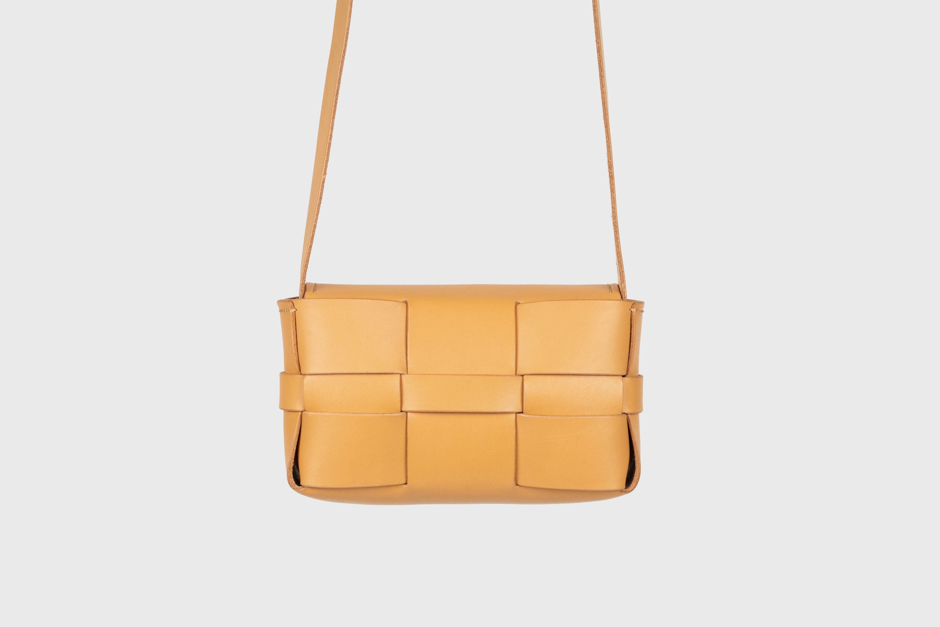 Saka Bag Small In Brown Color In Vegetable Tanned Full Grain Leather Woven Structure Design Atelier Madre Manuel Dreesmann Barcelona Spain