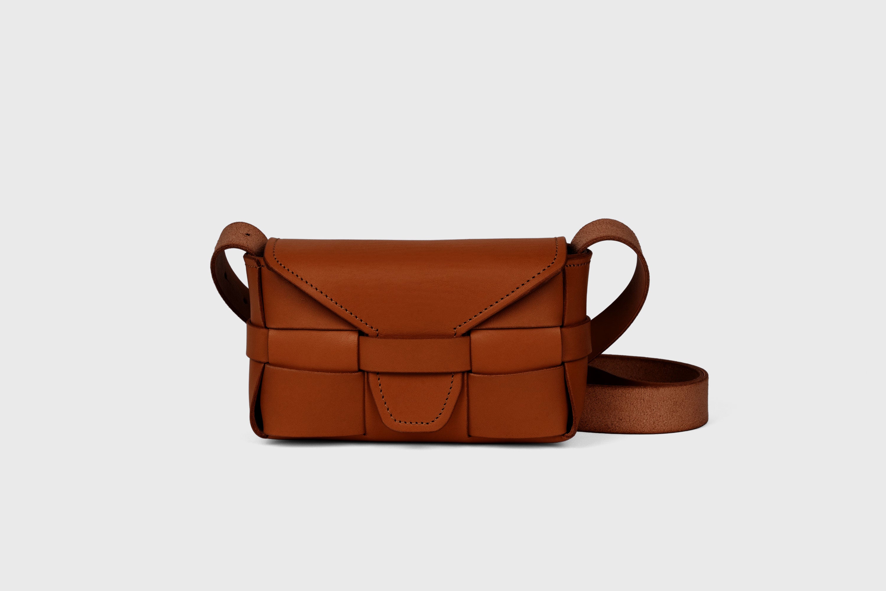 Saka Bag Small In Dark Brown Color In Vegetable Tanned Full Grain Leather Woven Structure Design Atelier Madre Manuel Dreesmann Barcelona Spain