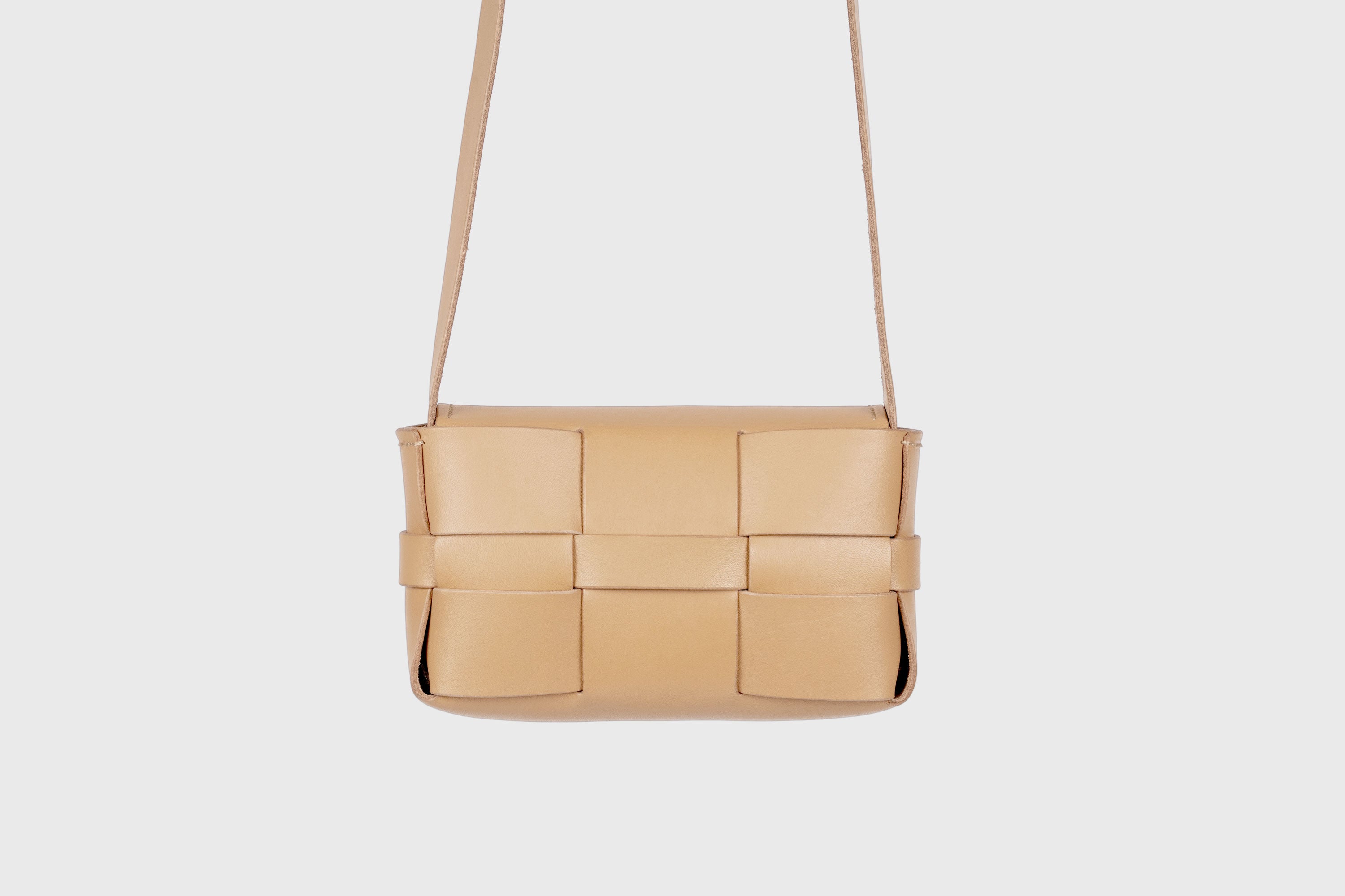 Saka Bag Small In Natural Color In Vegetable Tanned Full Grain Leather Woven Structure Design Atelier Madre Manuel Dreesmann Barcelona Spain