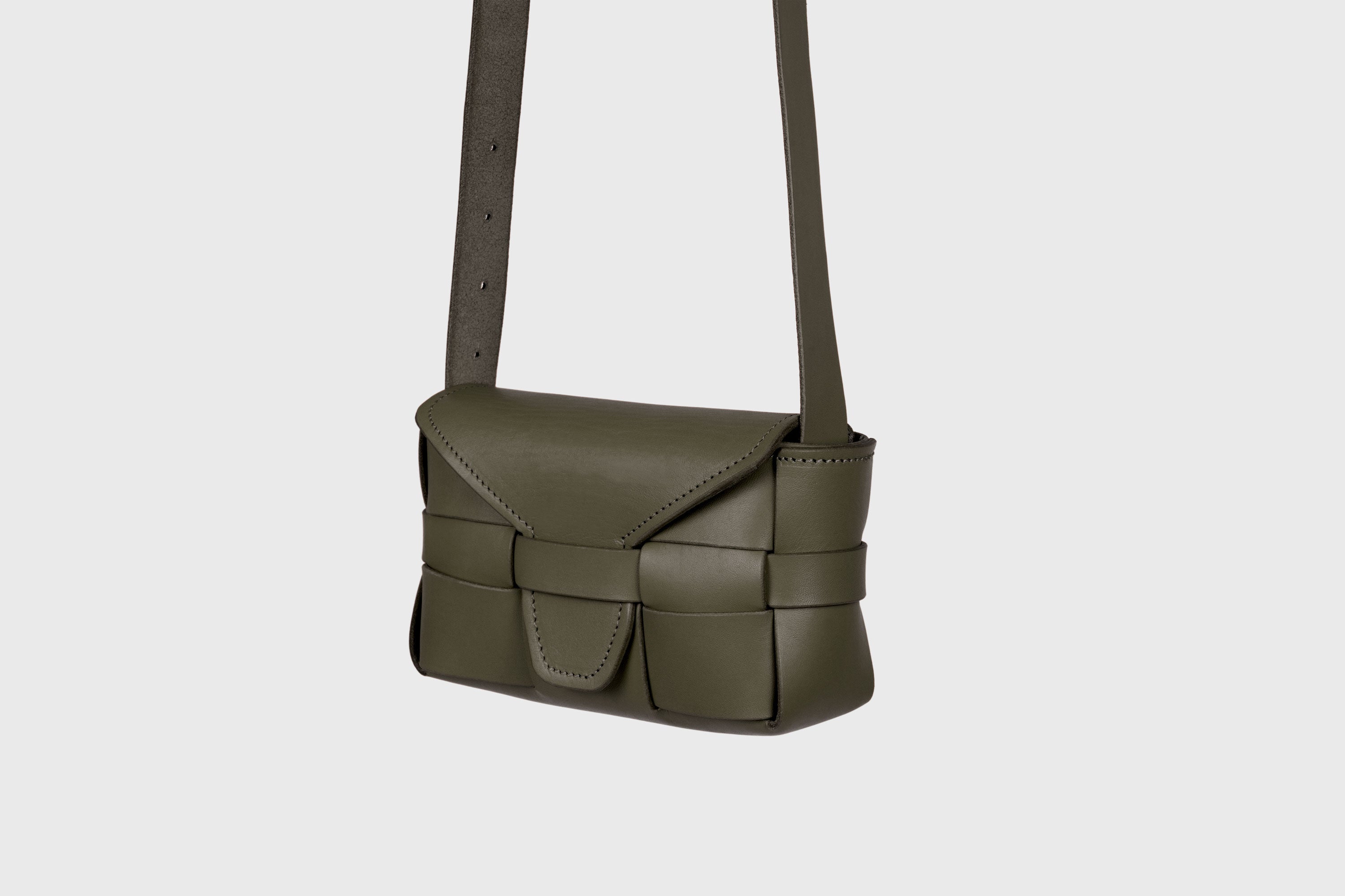 Saka Bag Small In Olive Green Color In Vegetable Tanned Full Grain Leather Woven Structure Design Atelier Madre Manuel Dreesmann Barcelona Spain