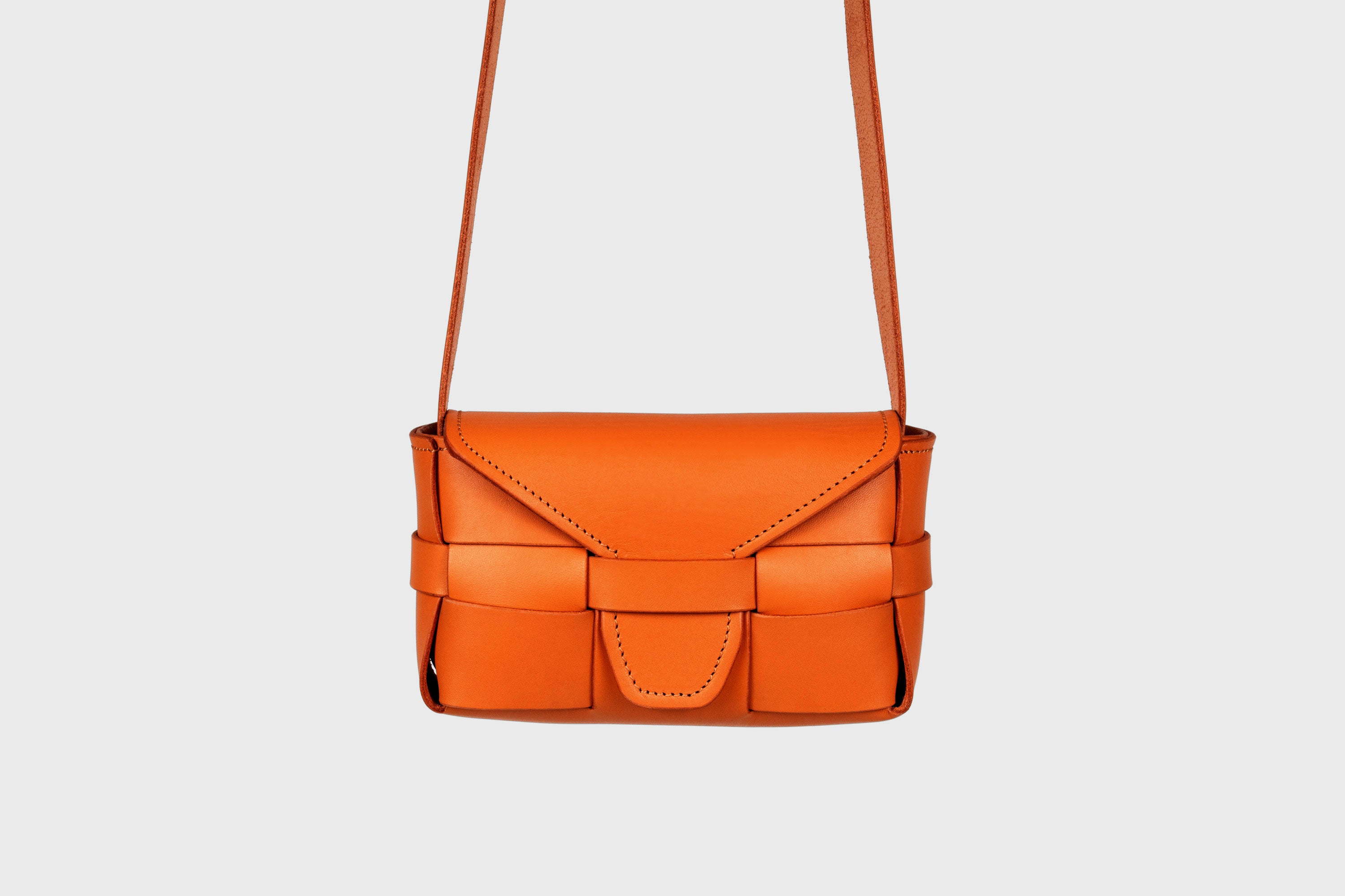 Saka Bag Small In Orange Color In Vegetable Tanned Full Grain Leather Woven Structure Design Atelier Madre Manuel Dreesmann Barcelona Spain