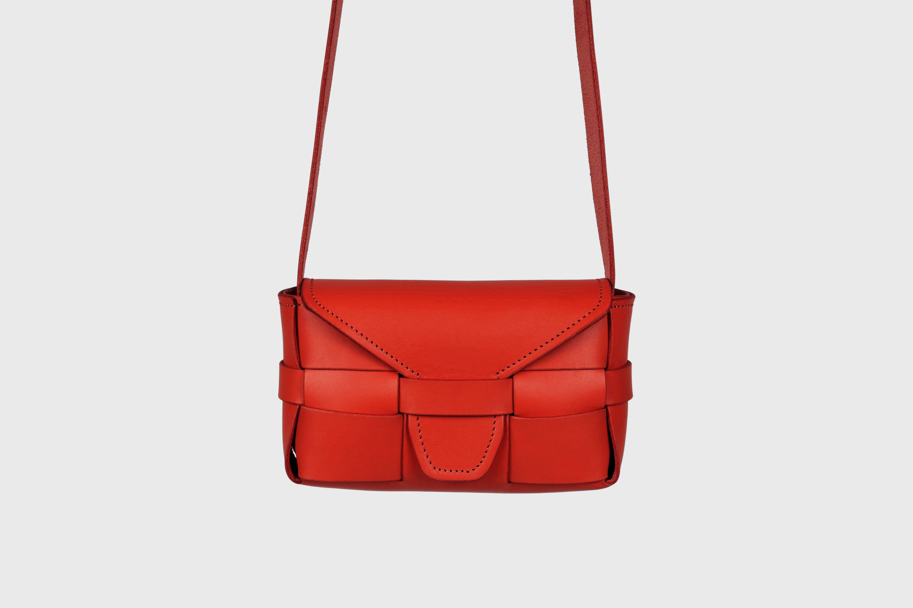 Saka Bag Small In Red Color In Vegetable Tanned Full Grain Leather Woven Structure Design Atelier Madre Manuel Dreesmann Barcelona Spain