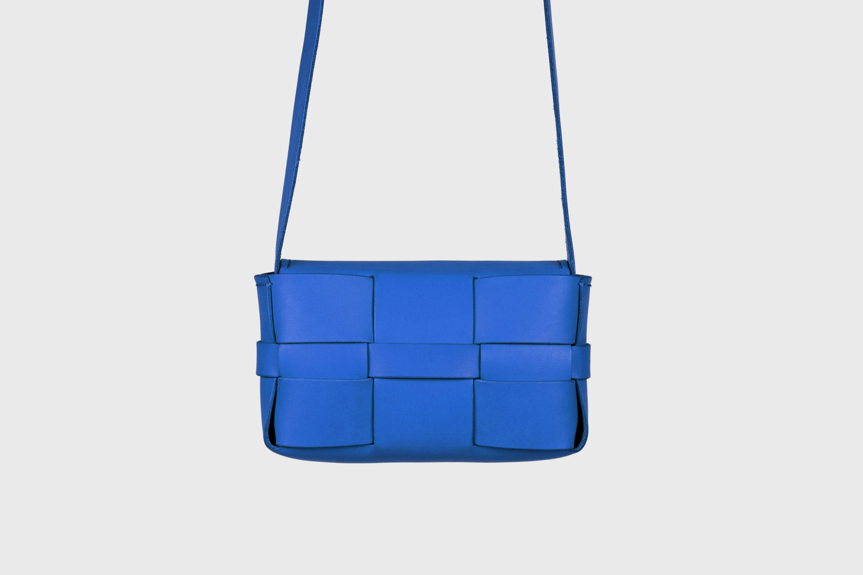 Saka Bag Small In Royal Blue Color In Vegetable Tanned Full Grain Leather Woven Structure Design Atelier Madre Manuel Dreesmann Barcelona Spain