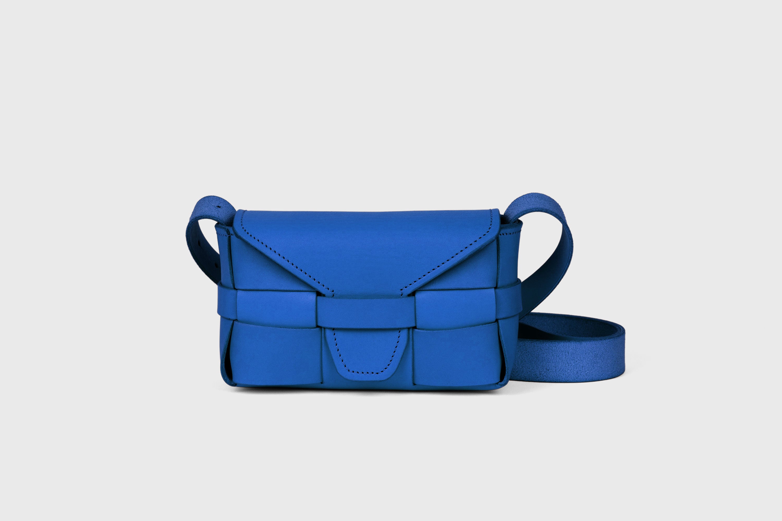 Saka Bag Small In Royal Blue Color In Vegetable Tanned Full Grain Leather Woven Structure Design Atelier Madre Manuel Dreesmann Barcelona Spain