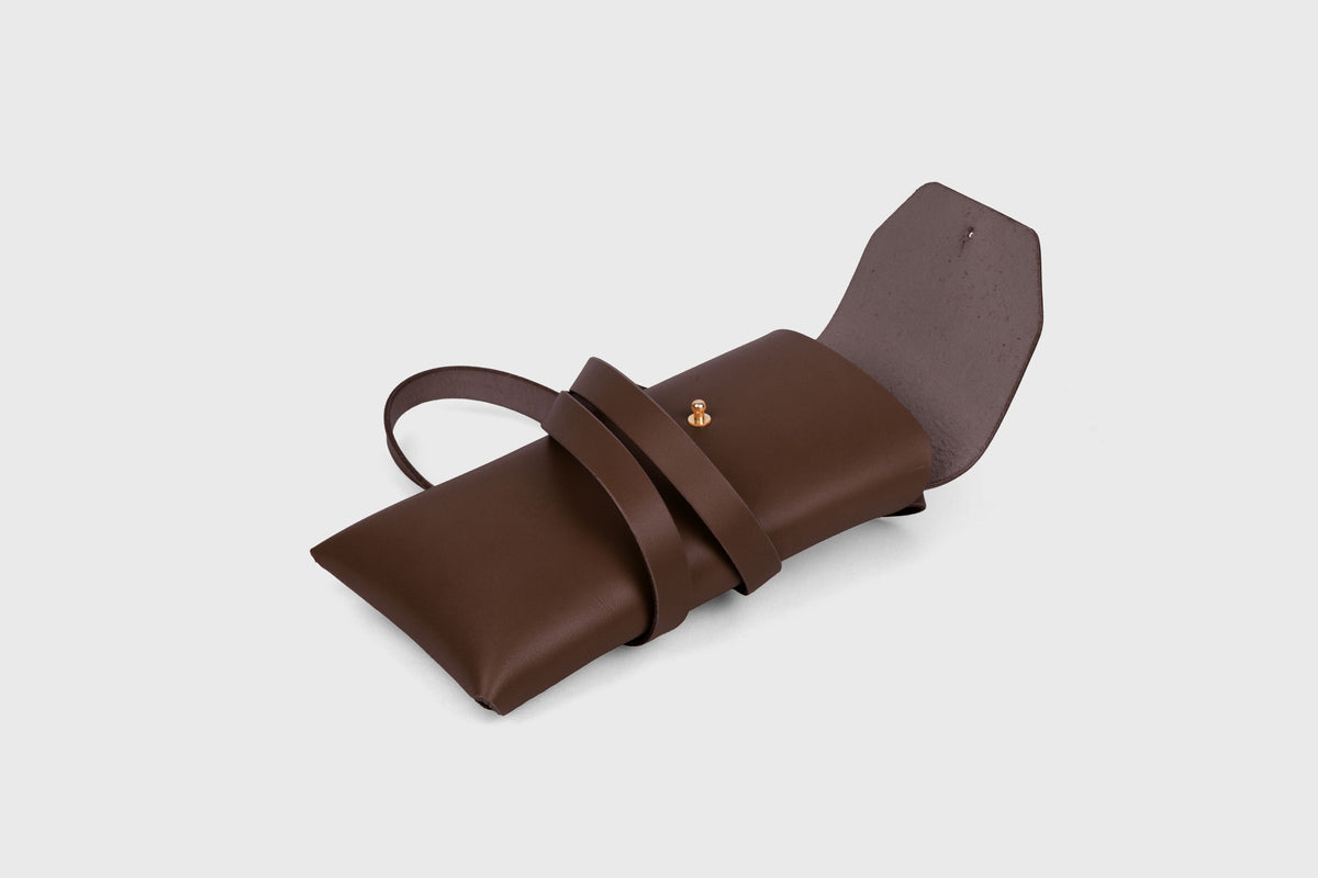 Sling Bag Pouch Chocolate Brown Leather Atelier Madre Manuel Dreesmann Barcelona Spain 4