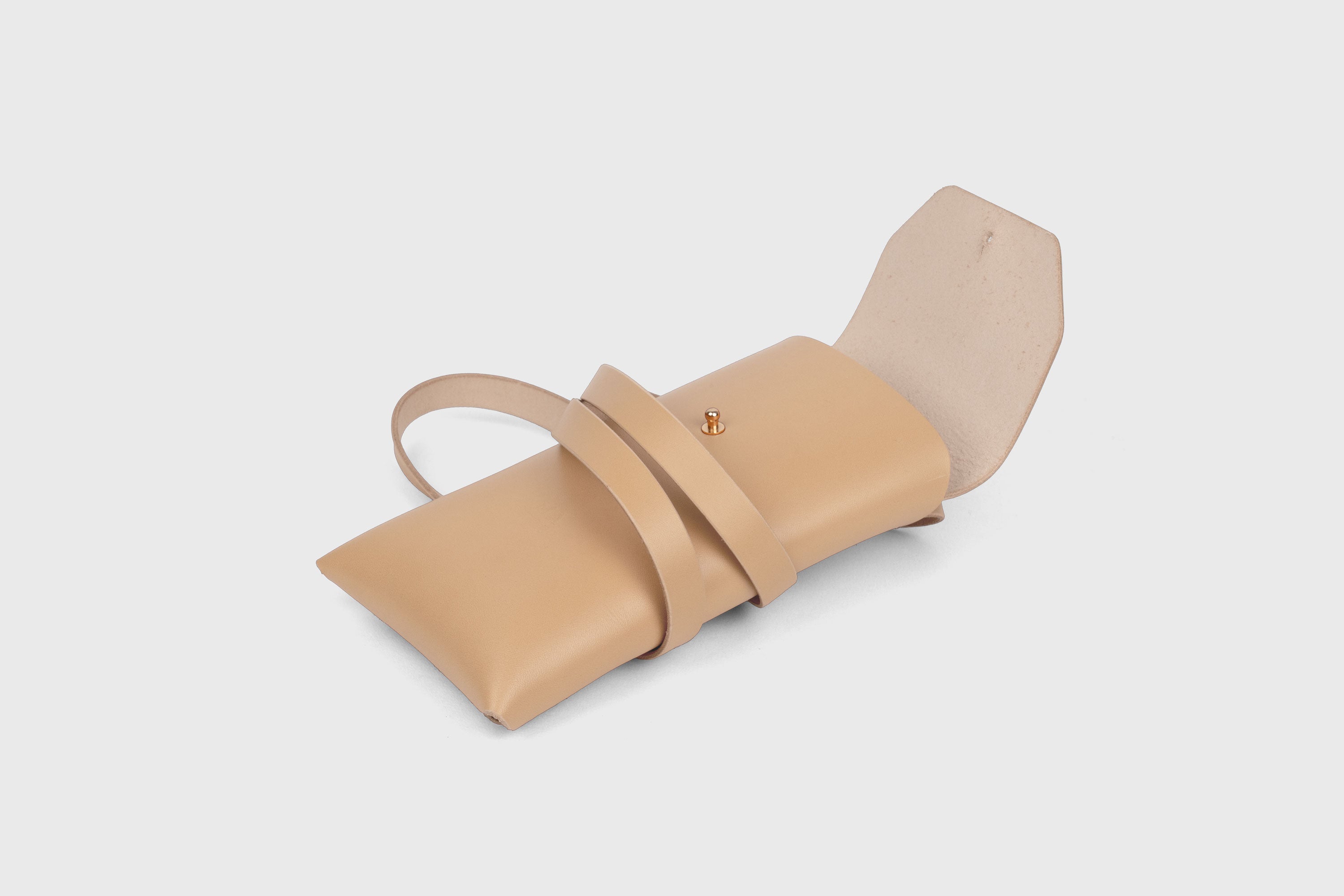 Sling Bag Pouch Leather Natural Color  Vegetable Tanned Leather Crossbody Premium Quality Modern Minimalist Independent Designer Atelier Madre Manuel Dreesmann Barcelona Spain