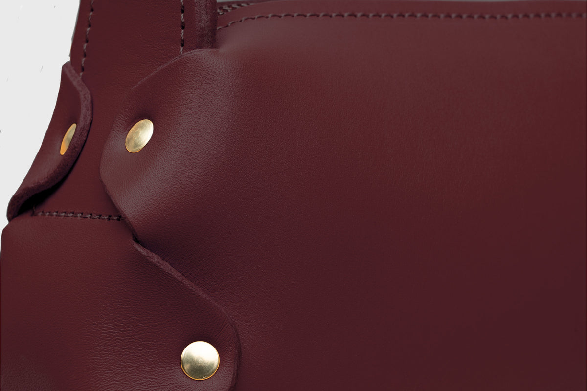 Small Fiona Bag Burgundy Leather Shoulder Bag Minimalist Atelier Madre Manuel Dreesmann Barcelona Spain 4