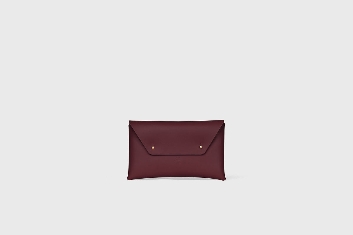 Small leather envelop clutch Burgundy Leather Atelier Madre Manuel Dreesmann Barcelona Spain 1