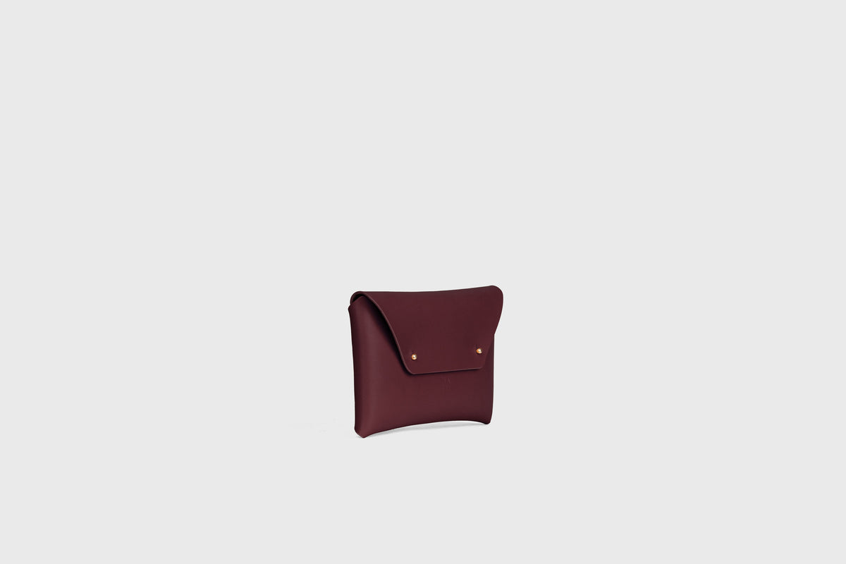 Small leather envelop clutch Burgundy Leather Atelier Madre Manuel Dreesmann Barcelona Spain 3