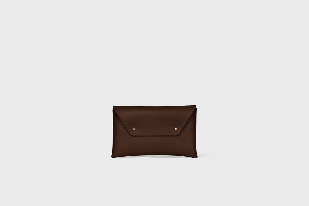 Small leather envelop clutch Chocolate Brown Leather Atelier Madre Manuel Dreesmann Barcelona Spain 1