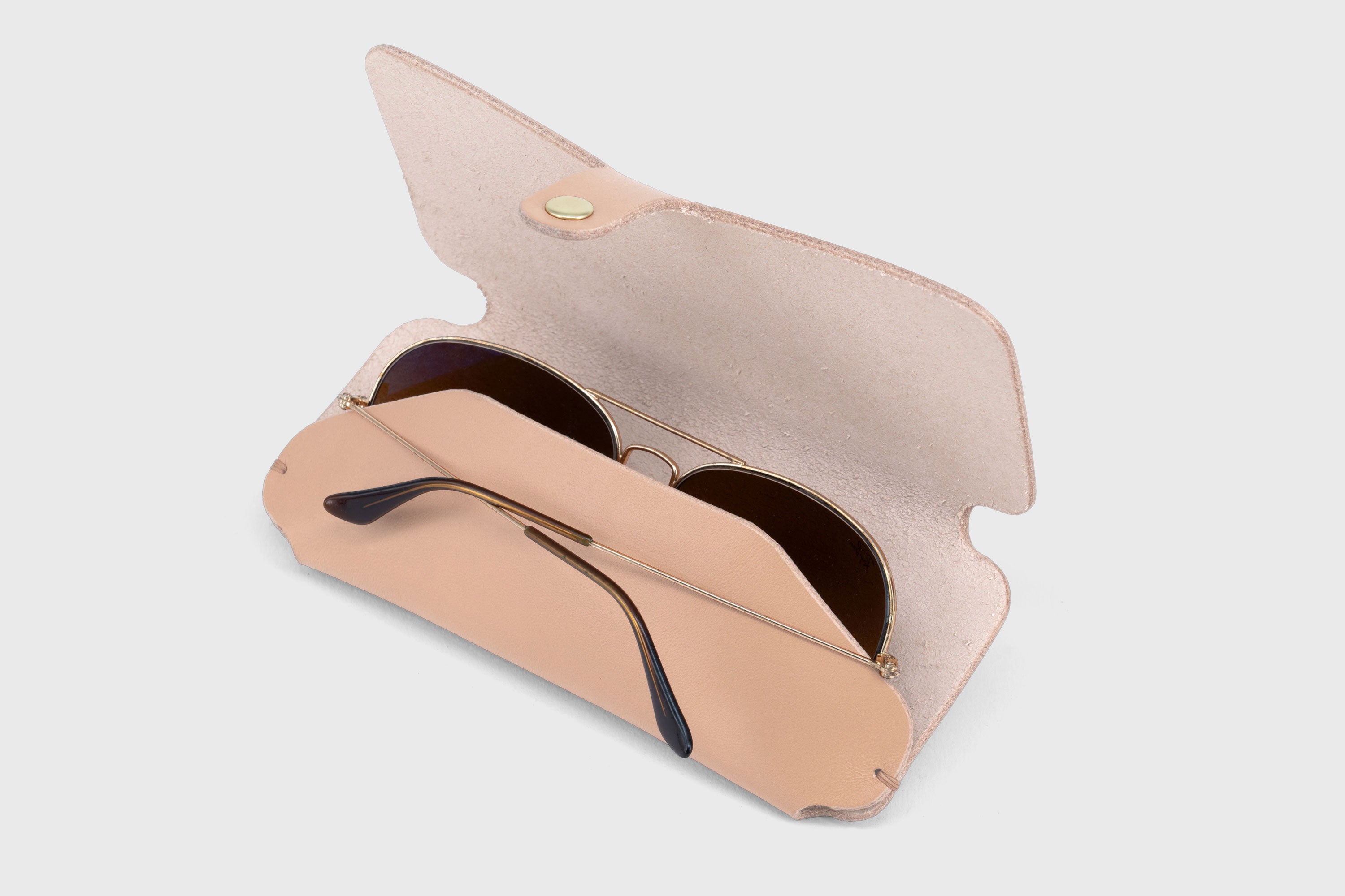 Glasses and Sunglasses Case Sleeve Natural Color Leather Minimalistic Design Premium Quality Vegetable Tanned Leather Atelier Madre Manuel Dreesmann Barcelona Spain