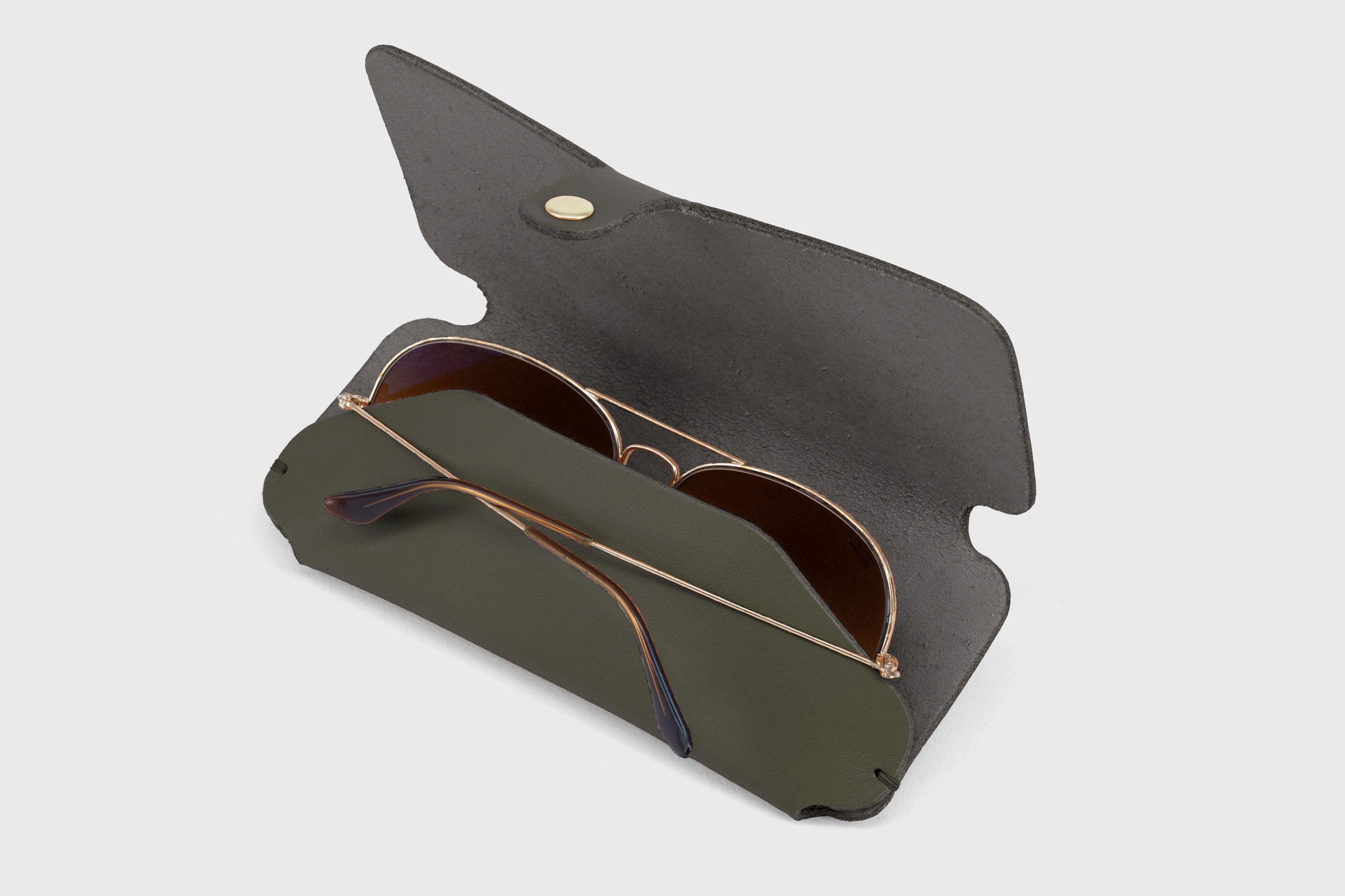 Glasses and Sunglasses Case Sleeve Olive Green Leather Minimalistic Design Premium Quality Vegetable Tanned Leather Atelier Madre Manuel Dreesmann Barcelona Spain