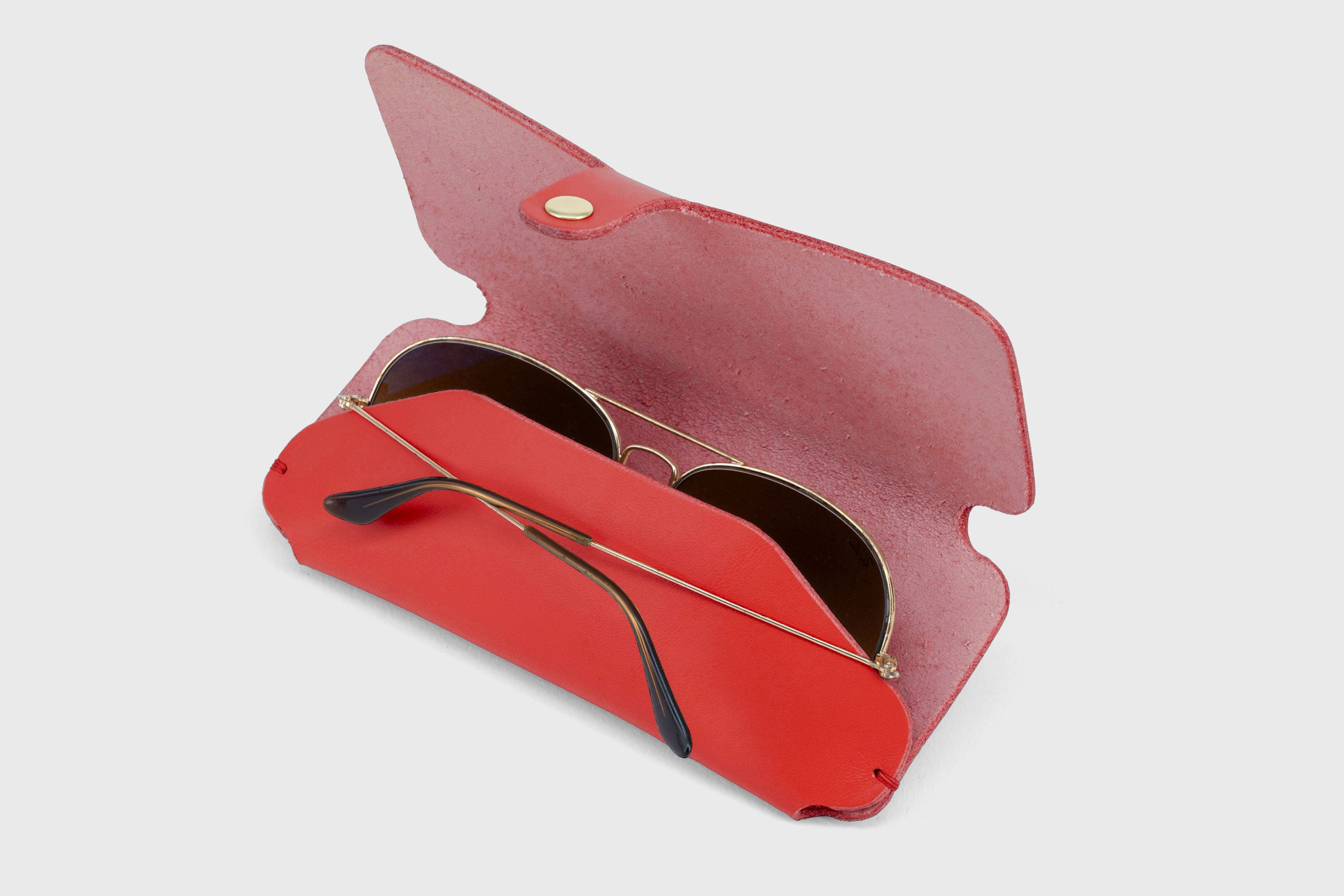 Glasses and Sunglasses Case Sleeve Red Leather Minimalistic Design Premium Quality Vegetable Tanned Leather Atelier Madre Manuel Dreesmann Barcelona Spain