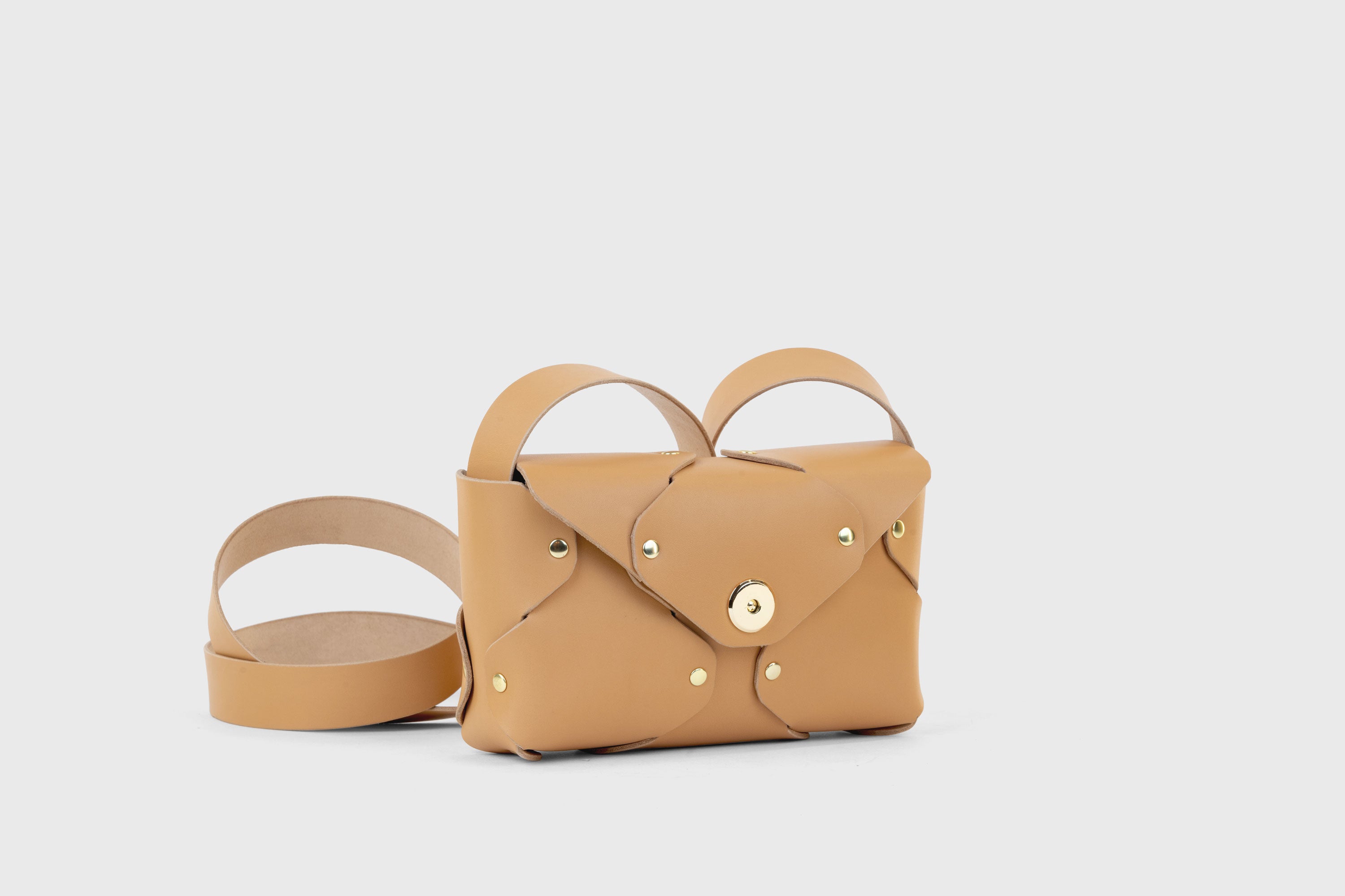 Tamara Bag Brown Color Leather Vegetable Tanned Leather Minimalist Modern Design Rivets Brass Premium Shoulderbag Atelier Madre Manuel Dreesmann Barcelona Spain