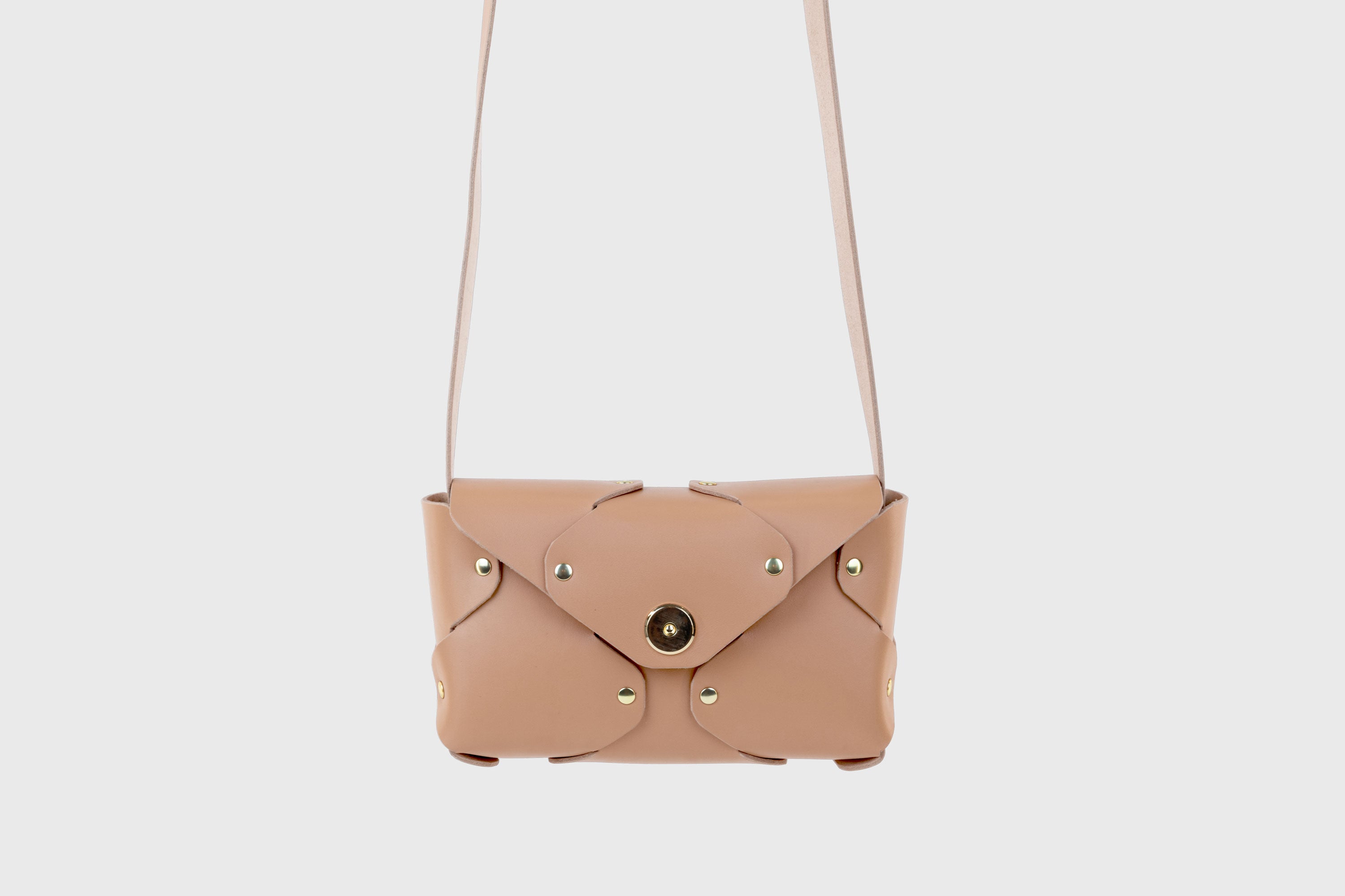 Tamara Bag Natural Color Leather Vegetable Tanned Leather Minimalist Modern Design Rivets Brass Premium Shoulderbag Atelier Madre Manuel Dreesmann Barcelona Spain