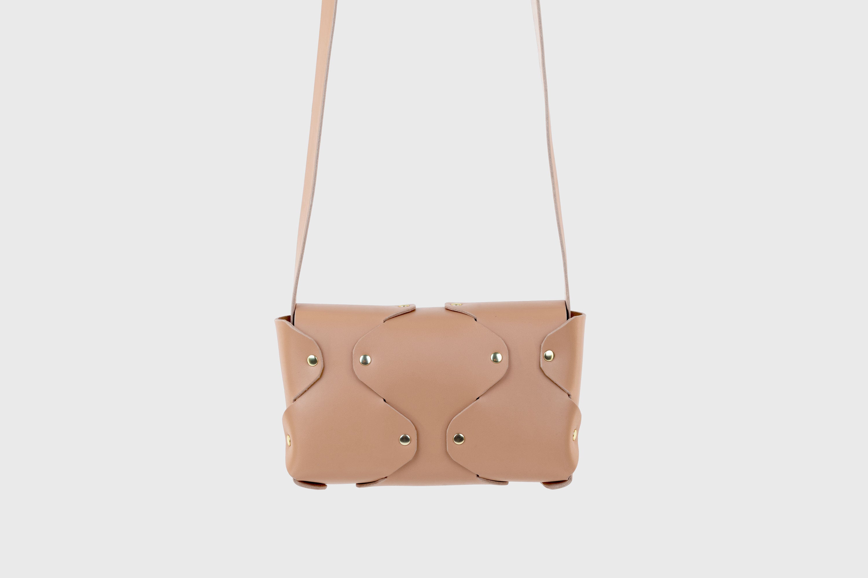 Tamara Bag Natural Color Leather Vegetable Tanned Leather Minimalist Modern Design Rivets Brass Premium Shoulderbag Atelier Madre Manuel Dreesmann Barcelona Spain