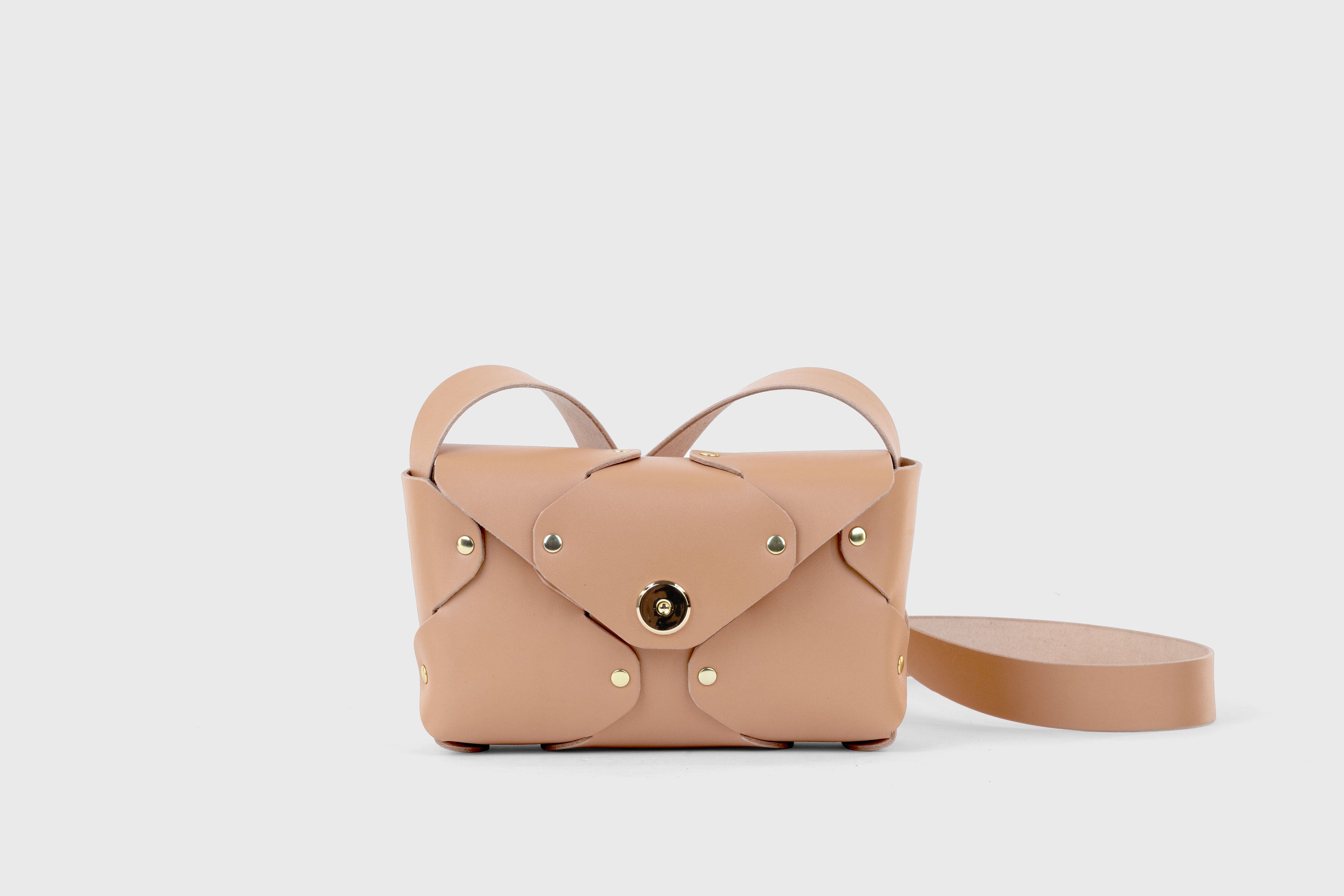 Tamara Bag Natural Color Leather Vegetable Tanned Leather Minimalist Modern Design Rivets Brass Premium Shoulderbag Atelier Madre Manuel Dreesmann Barcelona Spain