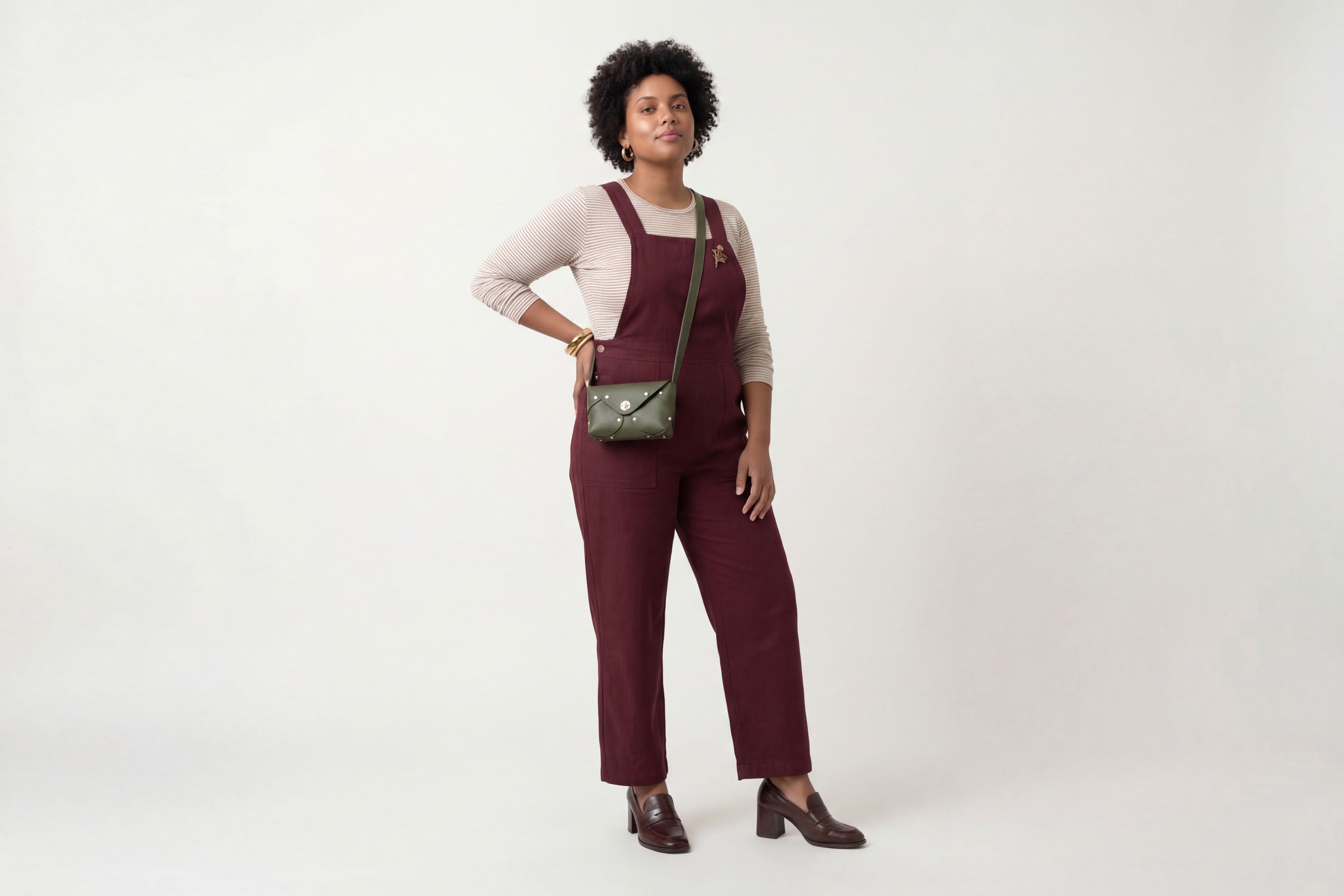 Tamara Bag Olive Green Color On A Woman Model Leather Vegetable Tanned Leather Minimalist Modern Design Rivets Brass Premium Shoulderbag Atelier Madre Manuel Dreesmann Barcelona Spain