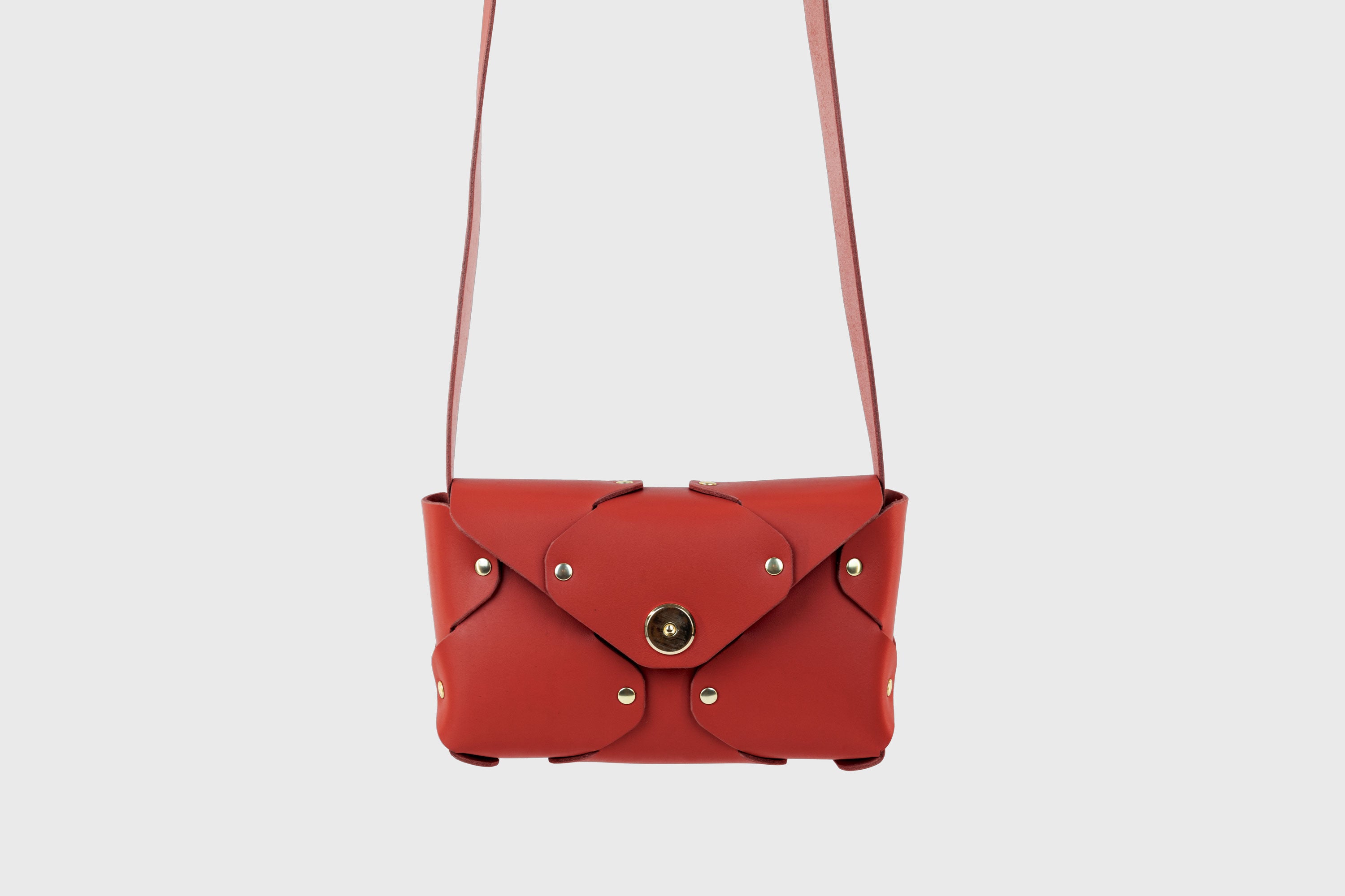 Tamara Bag Red Color Leather Vegetable Tanned Leather Minimalist Modern Design Rivets Brass Premium Shoulderbag Atelier Madre Manuel Dreesmann Barcelona Spain