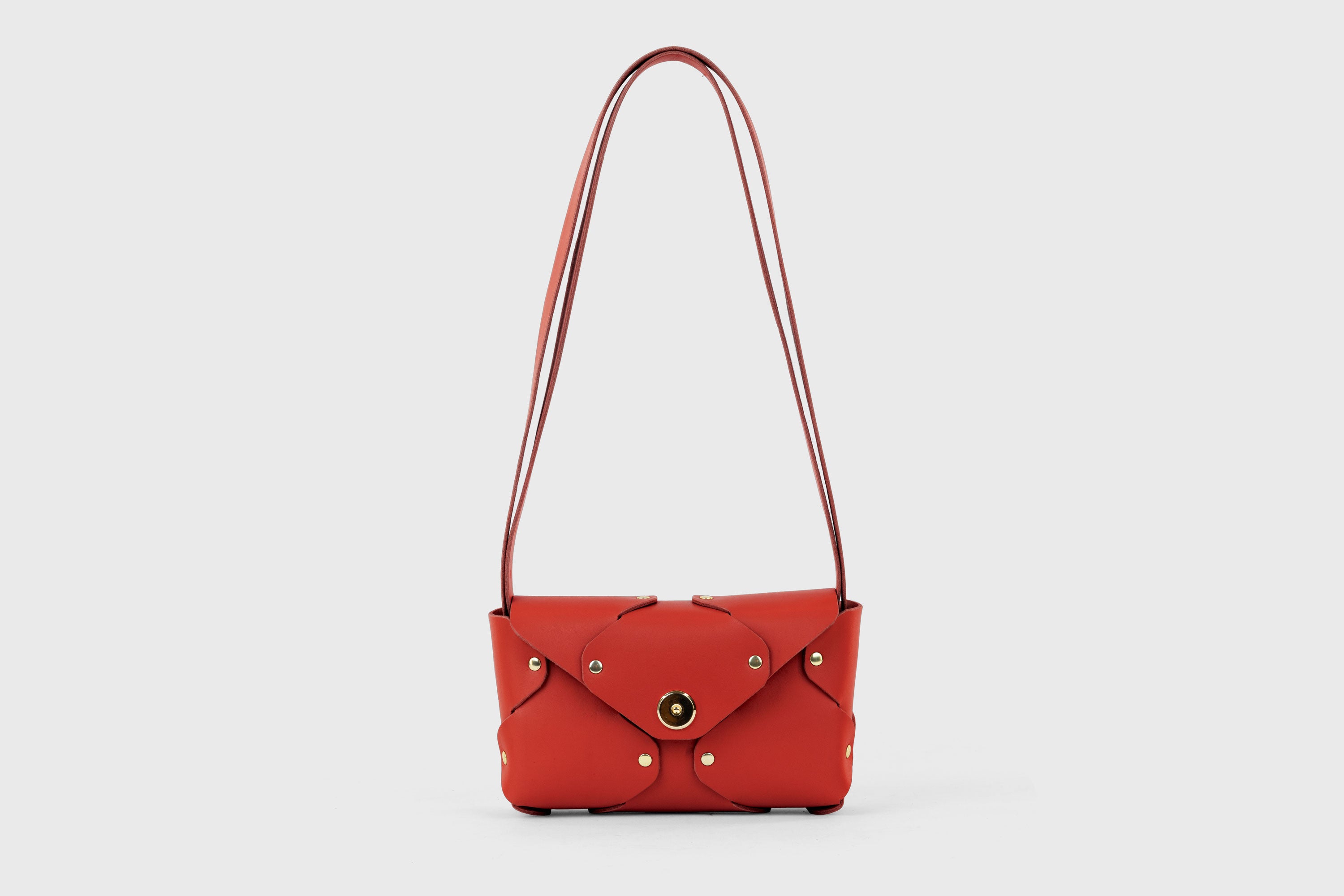 Tamara Bag Red Color Leather Vegetable Tanned Leather Minimalist Modern Design Rivets Brass Premium Shoulderbag Atelier Madre Manuel Dreesmann Barcelona Spain