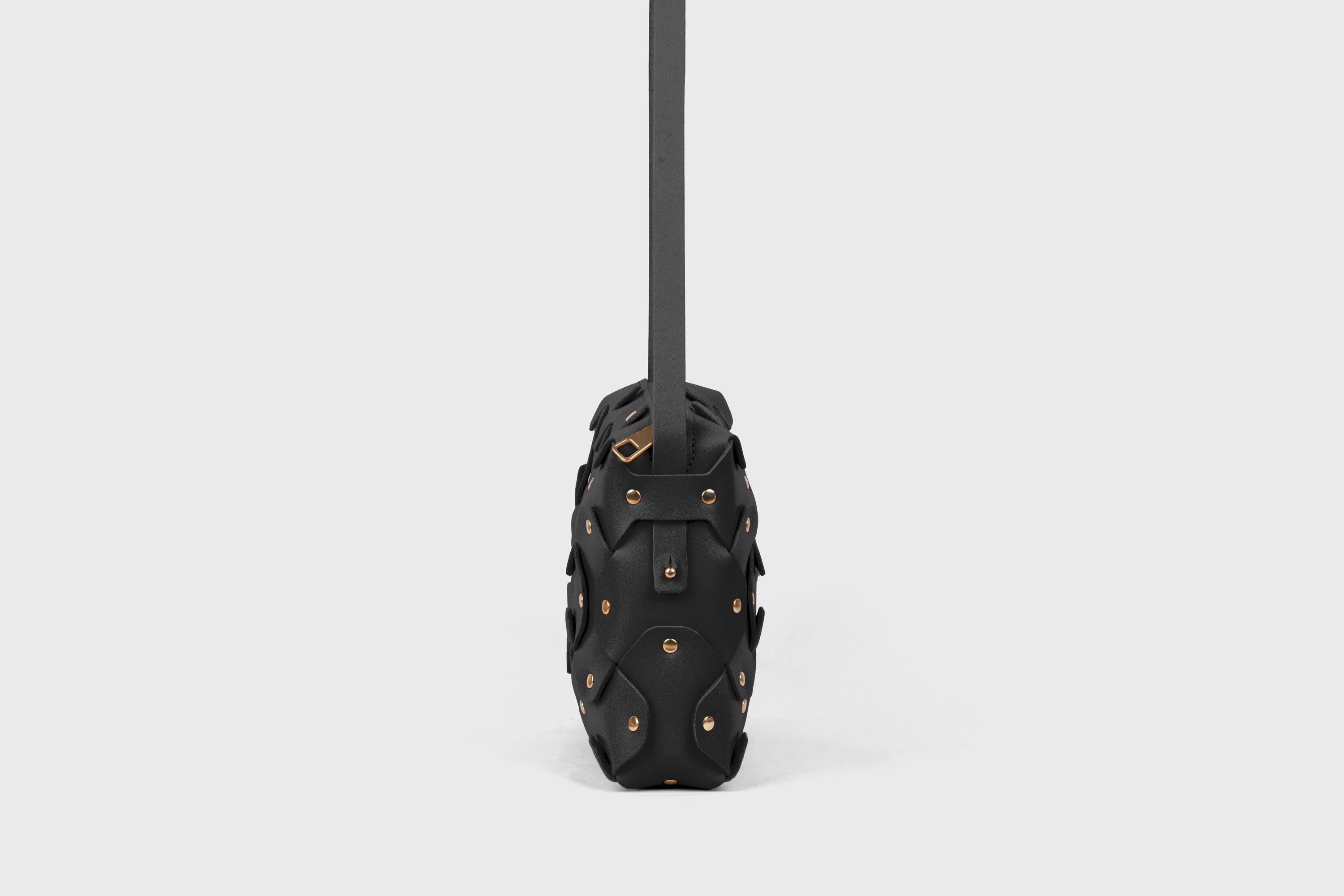 Mala Rivet Bag Grande em Couro Preto – Couro de grão integral com curtimento vegetal, de qualidade premium; mala de mão, mala a tiracolo, clutch; design minimalista e moderno; Atelier Madre Manuel Dreesmann, Barcelona, Espanha