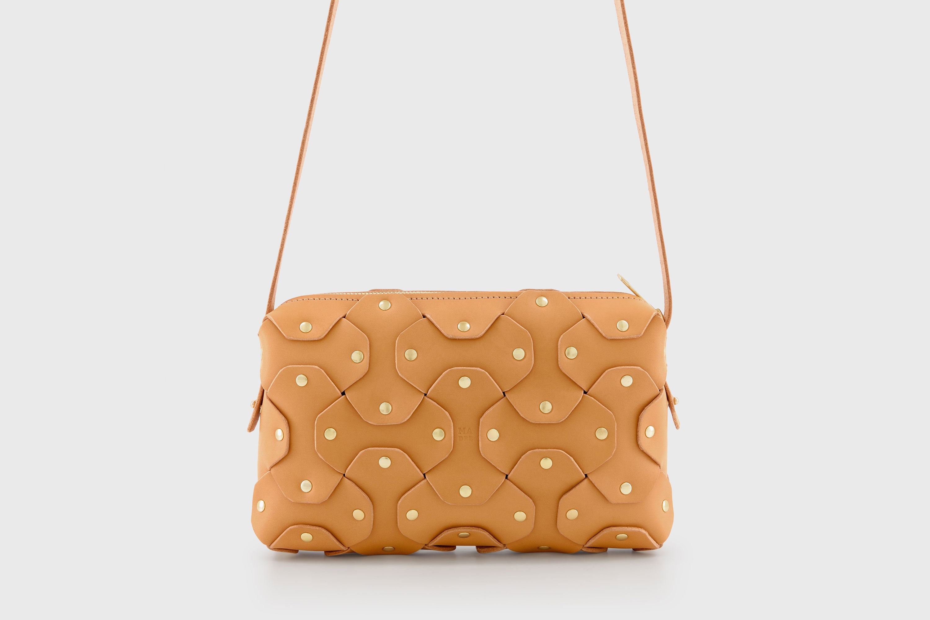 The Rivet Bag Big Leather Brown Color Vegetable Tanned Full Grain Leather Premium Quality Handbag Crossbody Shoulder Clutch Minimalistic Modern Design Atelier Madre Manuel Dreesmann Barcelona Spain