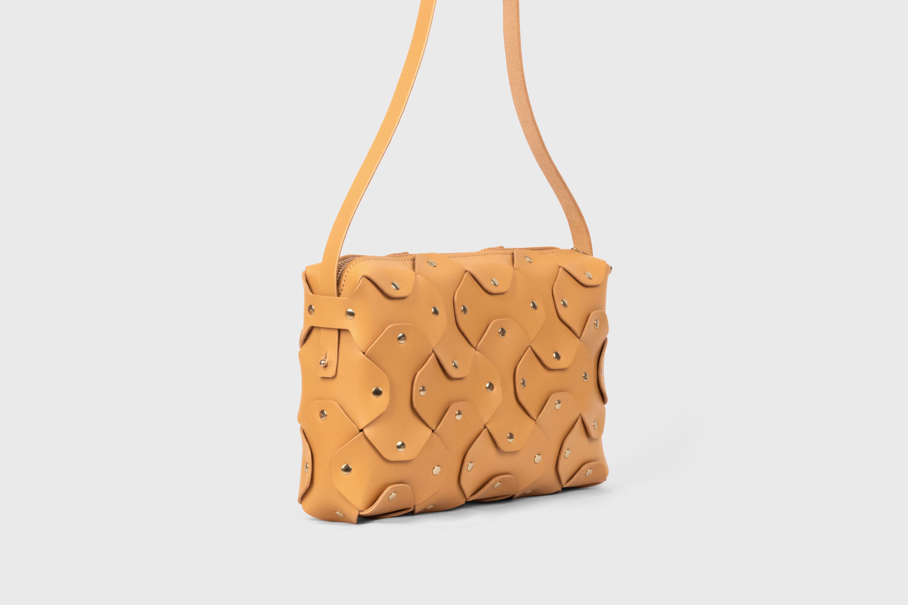 Mala Rivet Bag Grande em Couro Castanho, em couro de grão integral curtido vegetalmente, de qualidade premium; mala de mão, a tiracolo, clutch; design minimalista e moderno da Atelier Madre / Manuel Dreesmann, Barcelona, Espanha