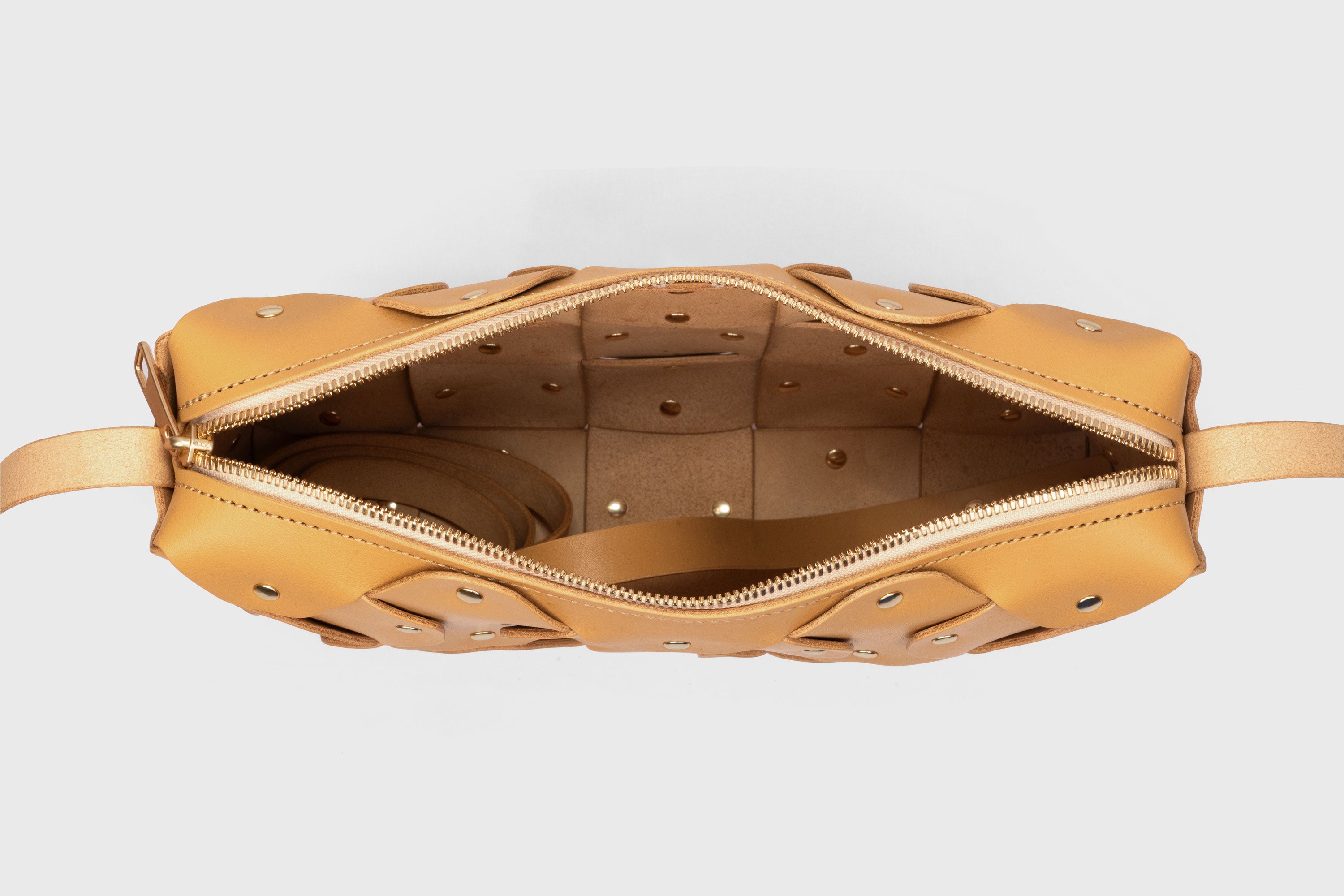 Mala Rivet Bag Grande em Couro Castanho, em couro de grão integral curtido vegetalmente, de qualidade premium; mala de mão, a tiracolo, clutch; design minimalista e moderno da Atelier Madre / Manuel Dreesmann, Barcelona, Espanha