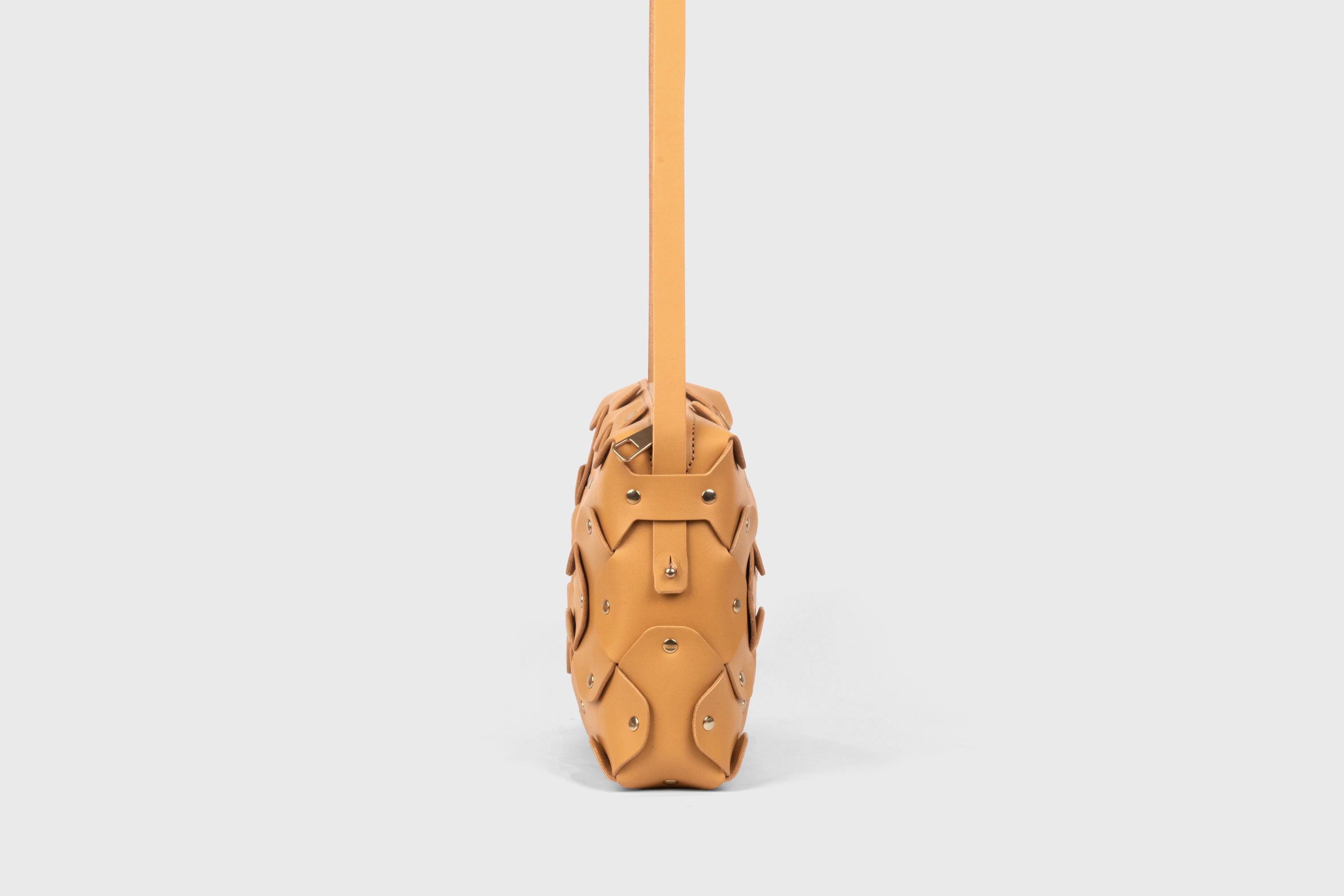 Mala Rivet Bag Grande em Couro Castanho, em couro de grão integral curtido vegetalmente, de qualidade premium; mala de mão, a tiracolo, clutch; design minimalista e moderno da Atelier Madre / Manuel Dreesmann, Barcelona, Espanha