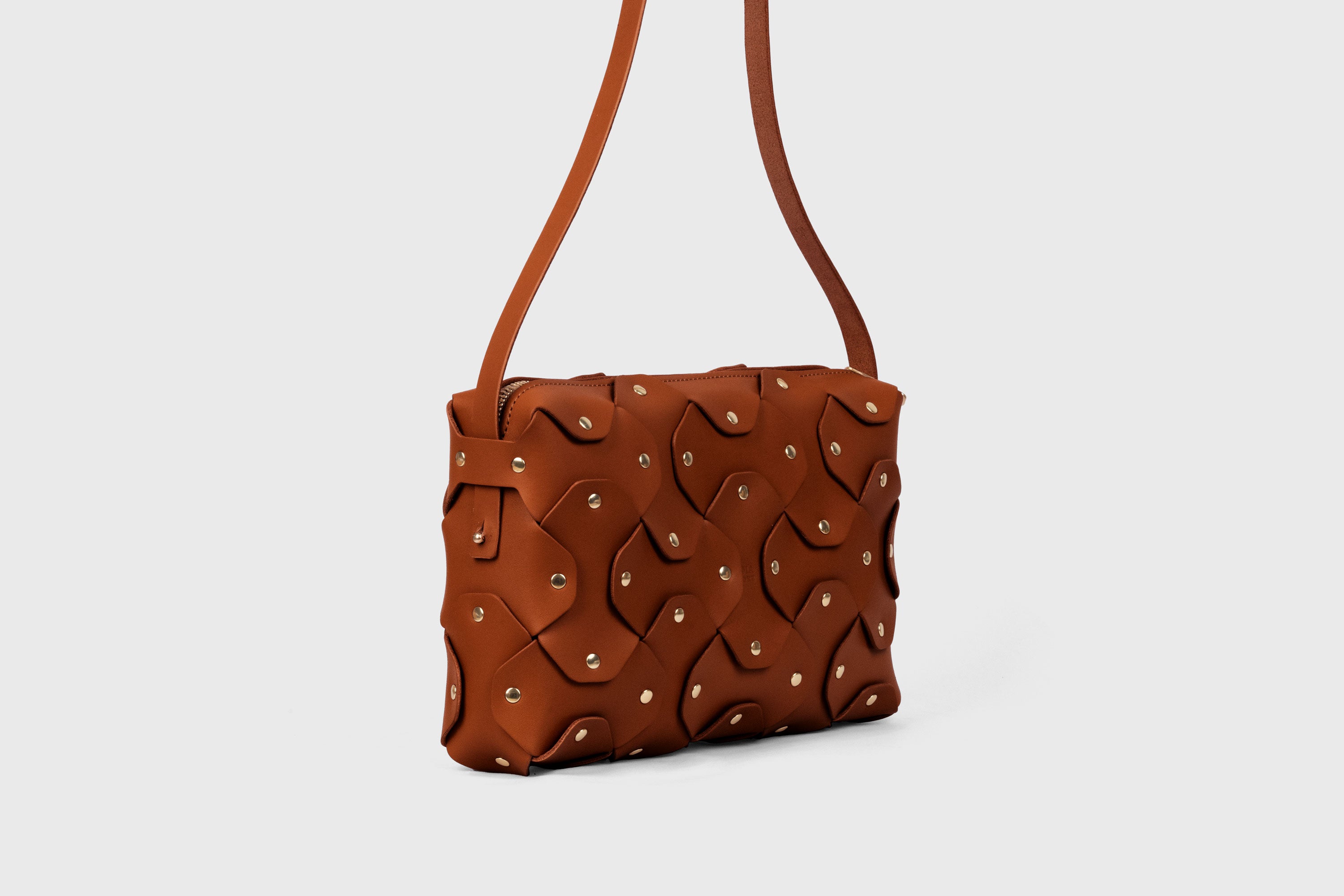 Mala Rivet Bag Grande em couro castanho-escuro, de couro de grão integral com curtimento vegetal, de qualidade premium, mala de mão, mala a tiracolo, clutch, design minimalista e moderno, Atelier Madre Manuel Dreesmann, Barcelona, Espanha