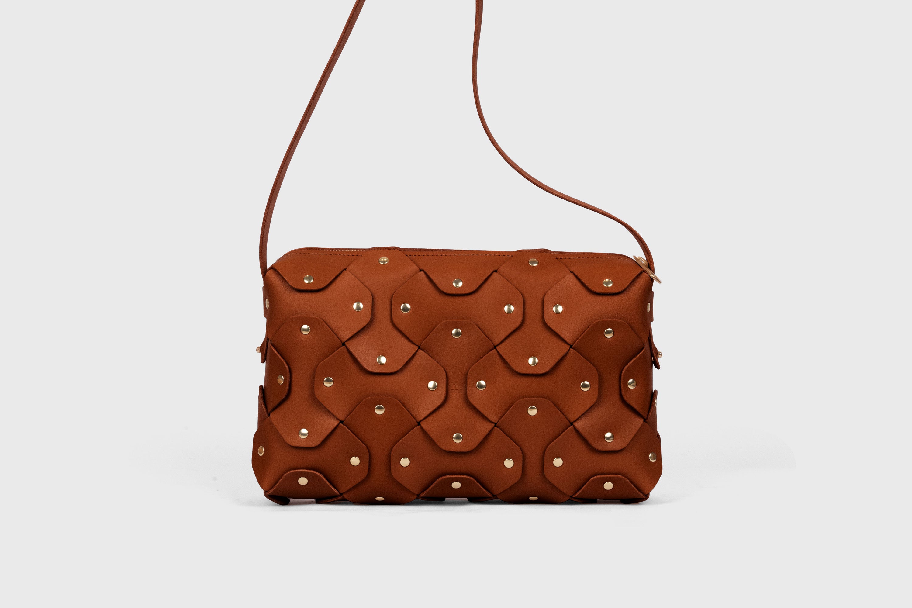 Mala Rivet Bag Grande em couro castanho-escuro, de couro de grão integral com curtimento vegetal, de qualidade premium, mala de mão, mala a tiracolo, clutch, design minimalista e moderno, Atelier Madre Manuel Dreesmann, Barcelona, Espanha