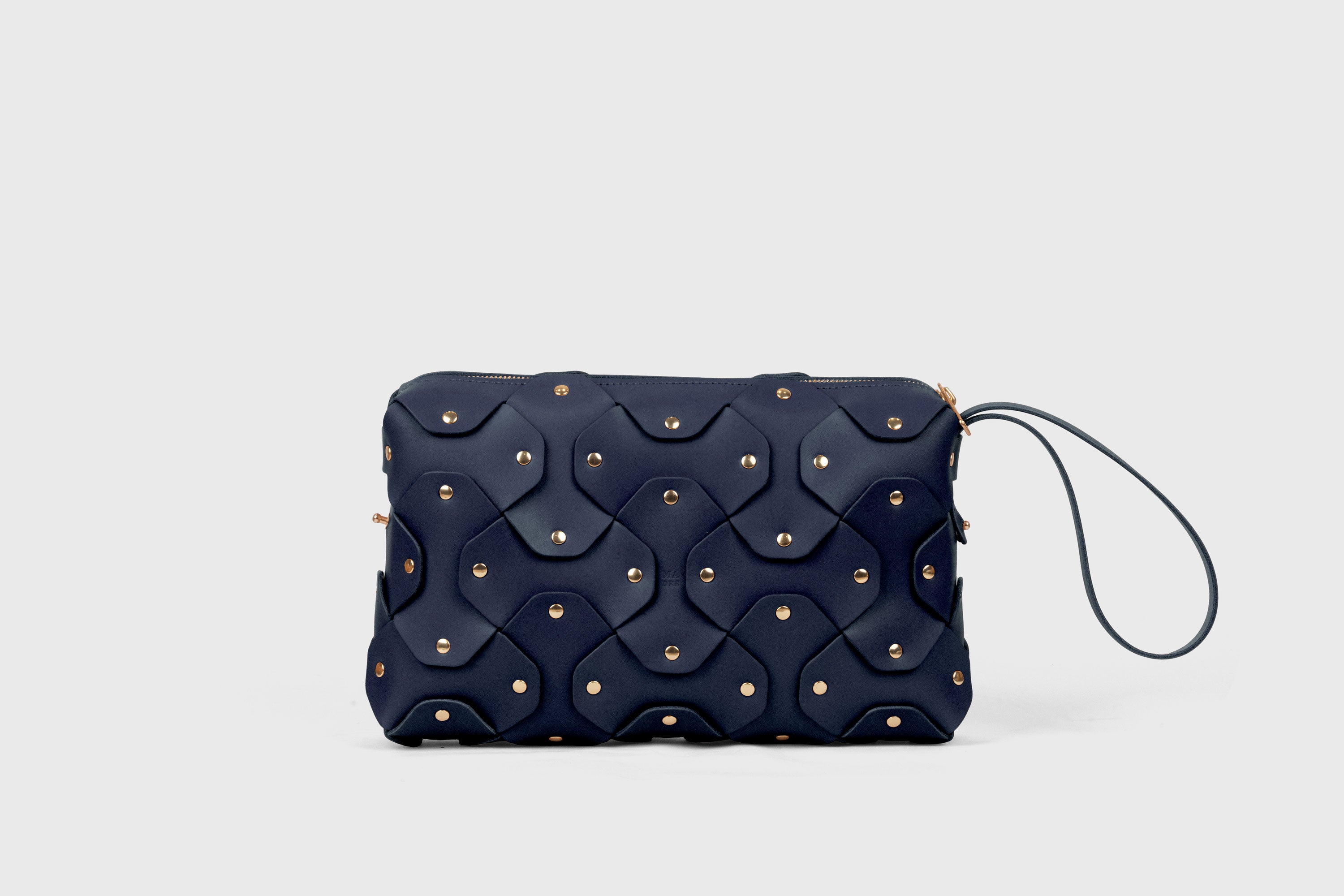Mala Rivet Bag Grande em Couro Azul Marinho, em couro de grão integral curtido vegetalmente, de qualidade premium; mala de mão, mala a tiracolo, clutch; design minimalista e moderno; Atelier Madre Manuel Dreesmann, Barcelona, Espanha