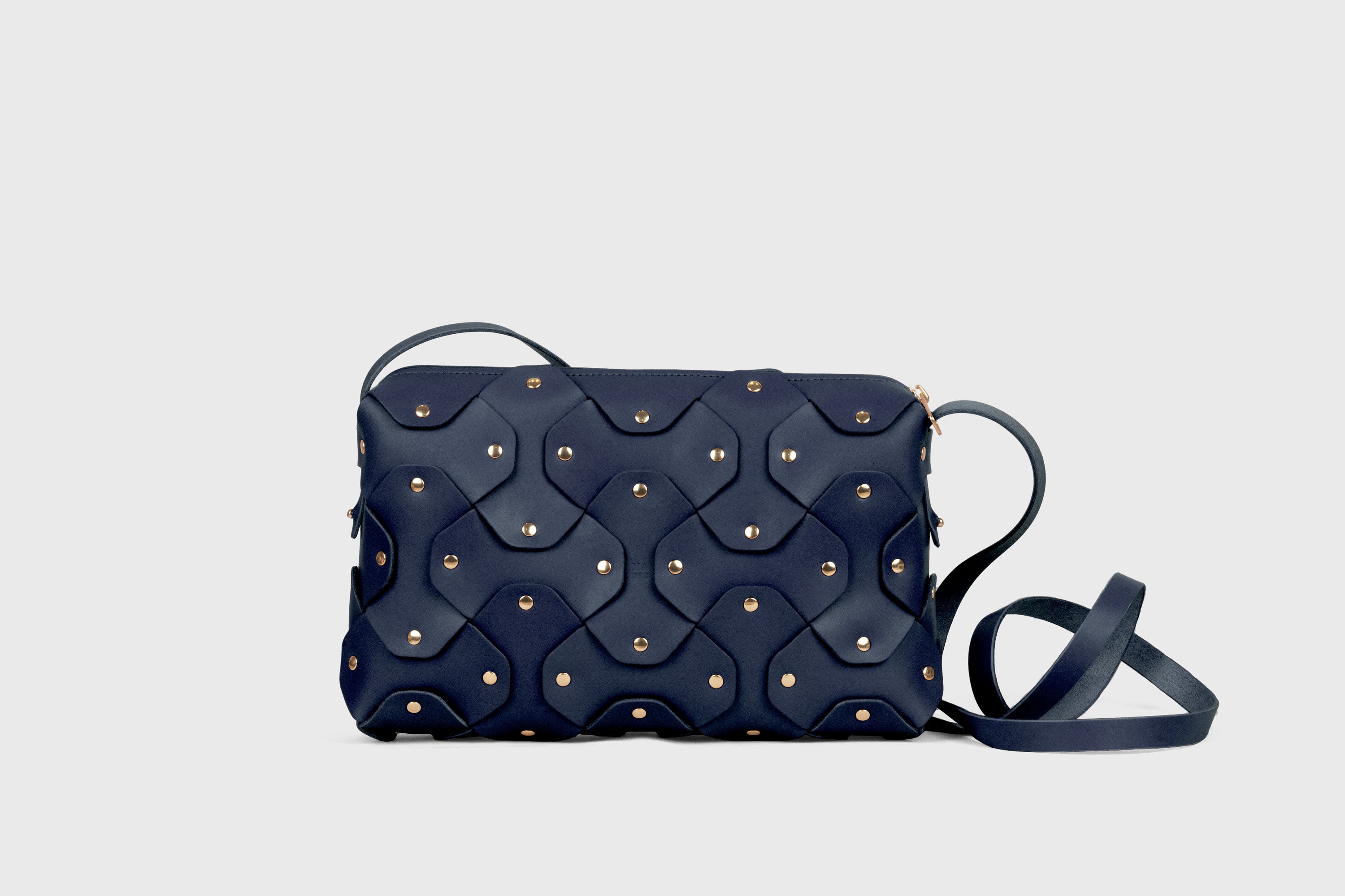 Mala Rivet Bag Grande em Couro Azul Marinho, em couro de grão integral curtido vegetalmente, de qualidade premium; mala de mão, mala a tiracolo, clutch; design minimalista e moderno; Atelier Madre Manuel Dreesmann, Barcelona, Espanha