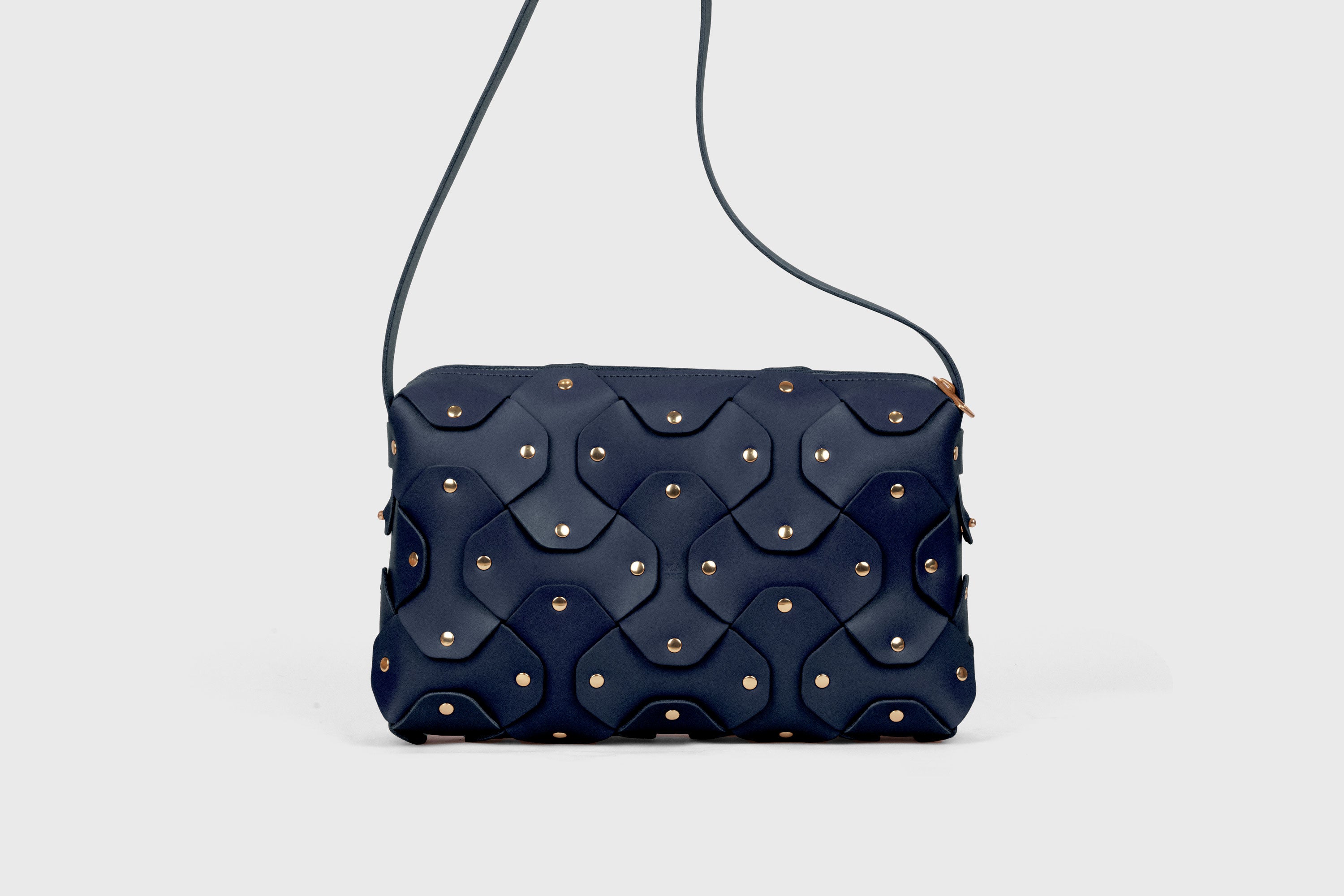 Mala Rivet Bag Grande em Couro Azul Marinho, em couro de grão integral curtido vegetalmente, de qualidade premium; mala de mão, mala a tiracolo, clutch; design minimalista e moderno; Atelier Madre Manuel Dreesmann, Barcelona, Espanha
