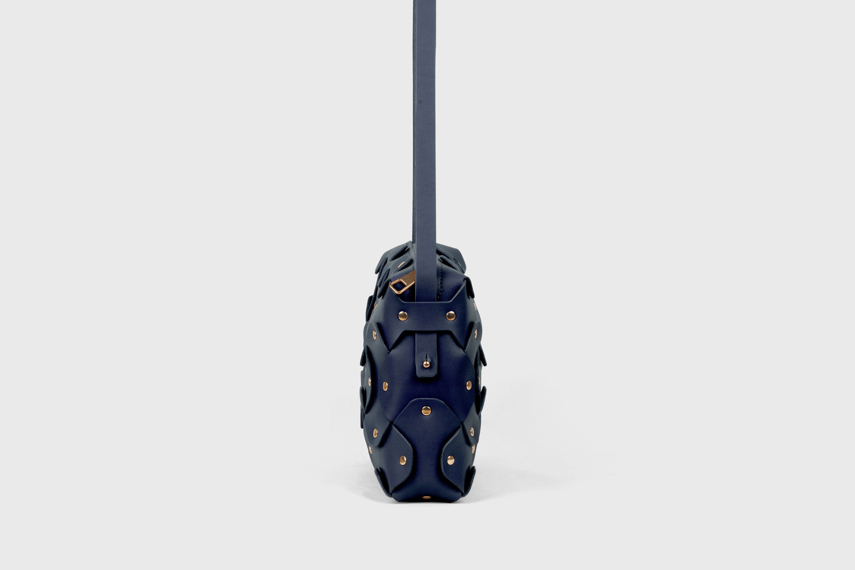 Mala Rivet Bag Grande em Couro Azul Marinho, em couro de grão integral curtido vegetalmente, de qualidade premium; mala de mão, mala a tiracolo, clutch; design minimalista e moderno; Atelier Madre Manuel Dreesmann, Barcelona, Espanha