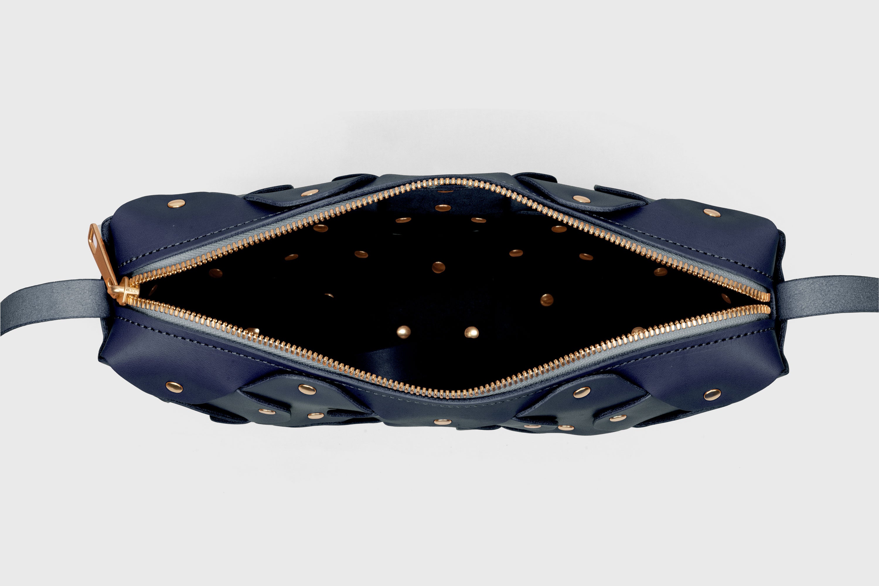 Mala Rivet Bag Grande em Couro Azul Marinho, em couro de grão integral curtido vegetalmente, de qualidade premium; mala de mão, mala a tiracolo, clutch; design minimalista e moderno; Atelier Madre Manuel Dreesmann, Barcelona, Espanha